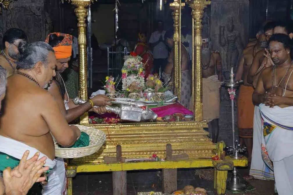 பாலாலயம் அருள்மிகு மீனாட்சி சுந்தரேசுவரர் திருக்கோயில்
மதுரை.
இத்திருக்கோயிலின் கிழக்கு இராஜகோபுரம், மேற்கு, வடக்கு, தெற்கு ஆகிய மூன்று ஒன்பதுநிலை கோபுரங்கள் மற்றும் அம்மன் ஏழுநிலை கோபுரத்திற்கு ஆக மொத்தம் ஐந்து கோபுரங்களுக்கும் வருகின்ற 04.09.2023 ஆவணி 18ஆம் தேதி பாலாலயம் கீழ்கண்ட நிகழ்ச்சி நிரலின்படி நிகழ்த்தப்படவுள்ளது. பாலஸ்தாபன நிகழ்ச்சி நிரல்
ஆவணி 17 (03.09.2023 ஞாயிற்றுக்கிழமை)
காலை 8.30 மணி முதல் 11.00 மணி வரை
மாலை 6.05 மணி முதல் 8.30 மணி வரை
ஆவணி 18 (04.09.2023 திங்கட்கிழமை)
காலை 7.15 மணிக்கு காலை 9.05 மணிக்கு
காலை 9.30 மணி மணிக்கு மேல்
10.15 மணிக்குள்
அனுக்ஞை, யஜமான ஸங்கல்பம், விக்னேச்வர பூஜை, புண்யாஹவாசனம், மஹாகணபதி ஹோமம், நவக்ரஹ ஹோமம், த்ரவ்யாஹீதி, பூர்ணாஹீதி, தீபாராதனை நடைபெறும்.
விக்னேச்வர பூஜை, புண்யாஹவாசனம், அங்குரார்பணம், ரக்ஷாபந்தனம், கும்பாலங்காரம், ராஜகோபுரங்கள் கலாகர்ஷணம், முதற்கால யாகபூஜை, மஹாகணபதி ஹோமம், நவக்ரஹ த்ரவ்யாஹீதி, பூர்ணாஹீதி, தீபாராதனை, பிரசாதம் வழங்குதல்.
விக்னேச்வர பூஜை, புண்யாஹவாசனம், இரண்டாம் காலயாக பூஜை, த்ரவ்யாஹீதி மஹாபூர்ணாஹீதி, தீபாராதனை உடன் கலசங்கள் புறப்பாடு
அருள்மிகு மீனாட்சி சுந்தரேசுவரர் சுவாமி திருக்கோயில் இராஜகோபுர பாலஸ்தாபன மஹாகும்பாபிஷேகம், மஹா தீபாராதனை, பிரசாதம் வழங்குதல்.