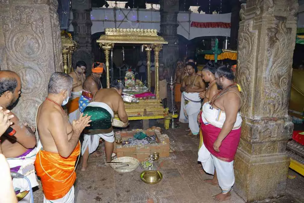 பாலாலயம் அருள்மிகு மீனாட்சி சுந்தரேசுவரர் திருக்கோயில்
மதுரை.
இத்திருக்கோயிலின் கிழக்கு இராஜகோபுரம், மேற்கு, வடக்கு, தெற்கு ஆகிய மூன்று ஒன்பதுநிலை கோபுரங்கள் மற்றும் அம்மன் ஏழுநிலை கோபுரத்திற்கு ஆக மொத்தம் ஐந்து கோபுரங்களுக்கும் வருகின்ற 04.09.2023 ஆவணி 18ஆம் தேதி பாலாலயம் கீழ்கண்ட நிகழ்ச்சி நிரலின்படி நிகழ்த்தப்படவுள்ளது. பாலஸ்தாபன நிகழ்ச்சி நிரல்
ஆவணி 17 (03.09.2023 ஞாயிற்றுக்கிழமை)
காலை 8.30 மணி முதல் 11.00 மணி வரை
மாலை 6.05 மணி முதல் 8.30 மணி வரை
ஆவணி 18 (04.09.2023 திங்கட்கிழமை)
காலை 7.15 மணிக்கு காலை 9.05 மணிக்கு
காலை 9.30 மணி மணிக்கு மேல்
10.15 மணிக்குள்
அனுக்ஞை, யஜமான ஸங்கல்பம், விக்னேச்வர பூஜை, புண்யாஹவாசனம், மஹாகணபதி ஹோமம், நவக்ரஹ ஹோமம், த்ரவ்யாஹீதி, பூர்ணாஹீதி, தீபாராதனை நடைபெறும்.
விக்னேச்வர பூஜை, புண்யாஹவாசனம், அங்குரார்பணம், ரக்ஷாபந்தனம், கும்பாலங்காரம், ராஜகோபுரங்கள் கலாகர்ஷணம், முதற்கால யாகபூஜை, மஹாகணபதி ஹோமம், நவக்ரஹ த்ரவ்யாஹீதி, பூர்ணாஹீதி, தீபாராதனை, பிரசாதம் வழங்குதல்.
விக்னேச்வர பூஜை, புண்யாஹவாசனம், இரண்டாம் காலயாக பூஜை, த்ரவ்யாஹீதி மஹாபூர்ணாஹீதி, தீபாராதனை உடன் கலசங்கள் புறப்பாடு
அருள்மிகு மீனாட்சி சுந்தரேசுவரர் சுவாமி திருக்கோயில் இராஜகோபுர பாலஸ்தாபன மஹாகும்பாபிஷேகம், மஹா தீபாராதனை, பிரசாதம் வழங்குதல்.