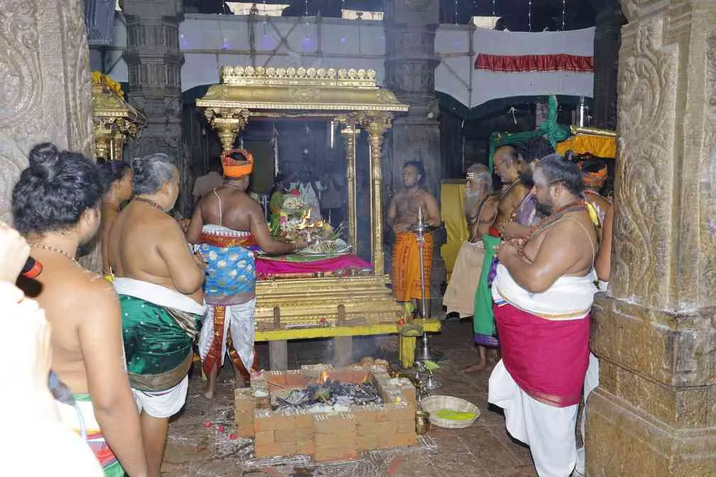 பாலாலயம் அருள்மிகு மீனாட்சி சுந்தரேசுவரர் திருக்கோயில்
மதுரை.
இத்திருக்கோயிலின் கிழக்கு இராஜகோபுரம், மேற்கு, வடக்கு, தெற்கு ஆகிய மூன்று ஒன்பதுநிலை கோபுரங்கள் மற்றும் அம்மன் ஏழுநிலை கோபுரத்திற்கு ஆக மொத்தம் ஐந்து கோபுரங்களுக்கும் வருகின்ற 04.09.2023 ஆவணி 18ஆம் தேதி பாலாலயம் கீழ்கண்ட நிகழ்ச்சி நிரலின்படி நிகழ்த்தப்படவுள்ளது. பாலஸ்தாபன நிகழ்ச்சி நிரல்
ஆவணி 17 (03.09.2023 ஞாயிற்றுக்கிழமை)
காலை 8.30 மணி முதல் 11.00 மணி வரை
மாலை 6.05 மணி முதல் 8.30 மணி வரை
ஆவணி 18 (04.09.2023 திங்கட்கிழமை)
காலை 7.15 மணிக்கு காலை 9.05 மணிக்கு
காலை 9.30 மணி மணிக்கு மேல்
10.15 மணிக்குள்
அனுக்ஞை, யஜமான ஸங்கல்பம், விக்னேச்வர பூஜை, புண்யாஹவாசனம், மஹாகணபதி ஹோமம், நவக்ரஹ ஹோமம், த்ரவ்யாஹீதி, பூர்ணாஹீதி, தீபாராதனை நடைபெறும்.
விக்னேச்வர பூஜை, புண்யாஹவாசனம், அங்குரார்பணம், ரக்ஷாபந்தனம், கும்பாலங்காரம், ராஜகோபுரங்கள் கலாகர்ஷணம், முதற்கால யாகபூஜை, மஹாகணபதி ஹோமம், நவக்ரஹ த்ரவ்யாஹீதி, பூர்ணாஹீதி, தீபாராதனை, பிரசாதம் வழங்குதல்.
விக்னேச்வர பூஜை, புண்யாஹவாசனம், இரண்டாம் காலயாக பூஜை, த்ரவ்யாஹீதி மஹாபூர்ணாஹீதி, தீபாராதனை உடன் கலசங்கள் புறப்பாடு
அருள்மிகு மீனாட்சி சுந்தரேசுவரர் சுவாமி திருக்கோயில் இராஜகோபுர பாலஸ்தாபன மஹாகும்பாபிஷேகம், மஹா தீபாராதனை, பிரசாதம் வழங்குதல்.