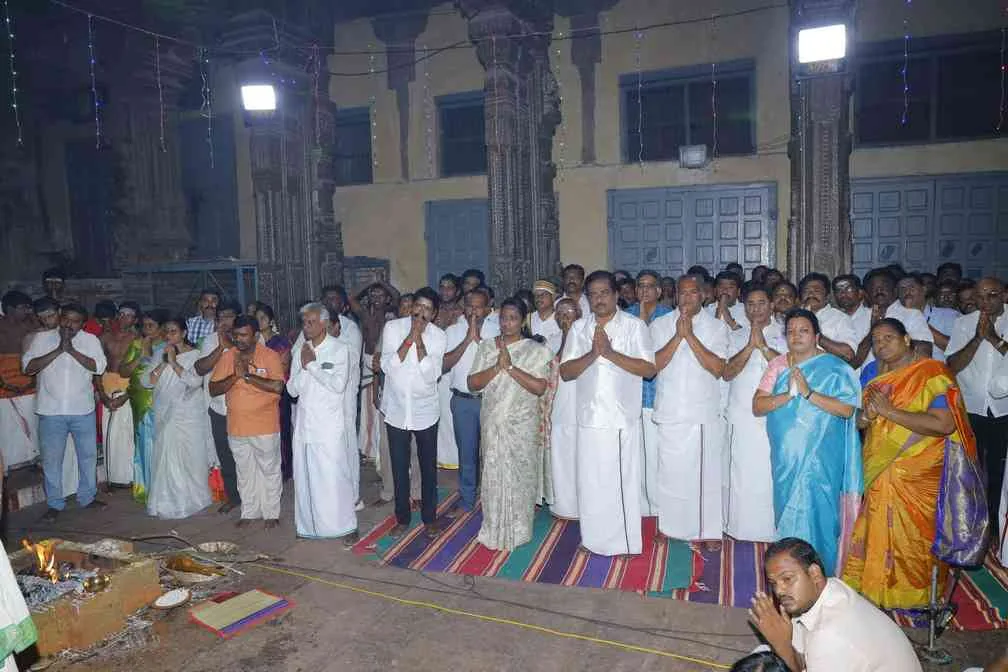 பாலாலயம் அருள்மிகு மீனாட்சி சுந்தரேசுவரர் திருக்கோயில்
மதுரை.
இத்திருக்கோயிலின் கிழக்கு இராஜகோபுரம், மேற்கு, வடக்கு, தெற்கு ஆகிய மூன்று ஒன்பதுநிலை கோபுரங்கள் மற்றும் அம்மன் ஏழுநிலை கோபுரத்திற்கு ஆக மொத்தம் ஐந்து கோபுரங்களுக்கும் வருகின்ற 04.09.2023 ஆவணி 18ஆம் தேதி பாலாலயம் கீழ்கண்ட நிகழ்ச்சி நிரலின்படி நிகழ்த்தப்படவுள்ளது. பாலஸ்தாபன நிகழ்ச்சி நிரல்
ஆவணி 17 (03.09.2023 ஞாயிற்றுக்கிழமை)
காலை 8.30 மணி முதல் 11.00 மணி வரை
மாலை 6.05 மணி முதல் 8.30 மணி வரை
ஆவணி 18 (04.09.2023 திங்கட்கிழமை)
காலை 7.15 மணிக்கு காலை 9.05 மணிக்கு
காலை 9.30 மணி மணிக்கு மேல்
10.15 மணிக்குள்
அனுக்ஞை, யஜமான ஸங்கல்பம், விக்னேச்வர பூஜை, புண்யாஹவாசனம், மஹாகணபதி ஹோமம், நவக்ரஹ ஹோமம், த்ரவ்யாஹீதி, பூர்ணாஹீதி, தீபாராதனை நடைபெறும்.
விக்னேச்வர பூஜை, புண்யாஹவாசனம், அங்குரார்பணம், ரக்ஷாபந்தனம், கும்பாலங்காரம், ராஜகோபுரங்கள் கலாகர்ஷணம், முதற்கால யாகபூஜை, மஹாகணபதி ஹோமம், நவக்ரஹ த்ரவ்யாஹீதி, பூர்ணாஹீதி, தீபாராதனை, பிரசாதம் வழங்குதல்.
விக்னேச்வர பூஜை, புண்யாஹவாசனம், இரண்டாம் காலயாக பூஜை, த்ரவ்யாஹீதி மஹாபூர்ணாஹீதி, தீபாராதனை உடன் கலசங்கள் புறப்பாடு
அருள்மிகு மீனாட்சி சுந்தரேசுவரர் சுவாமி திருக்கோயில் இராஜகோபுர பாலஸ்தாபன மஹாகும்பாபிஷேகம், மஹா தீபாராதனை, பிரசாதம் வழங்குதல்.