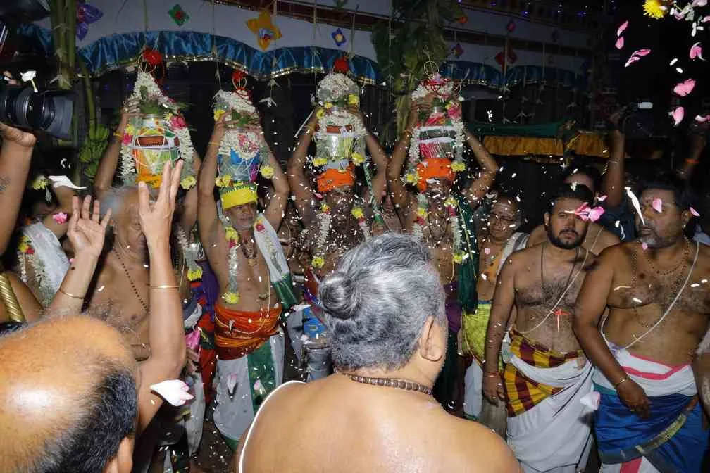 பாலாலயம் அருள்மிகு மீனாட்சி சுந்தரேசுவரர் திருக்கோயில்
மதுரை.
இத்திருக்கோயிலின் கிழக்கு இராஜகோபுரம், மேற்கு, வடக்கு, தெற்கு ஆகிய மூன்று ஒன்பதுநிலை கோபுரங்கள் மற்றும் அம்மன் ஏழுநிலை கோபுரத்திற்கு ஆக மொத்தம் ஐந்து கோபுரங்களுக்கும் வருகின்ற 04.09.2023 ஆவணி 18ஆம் தேதி பாலாலயம் கீழ்கண்ட நிகழ்ச்சி நிரலின்படி நிகழ்த்தப்படவுள்ளது. பாலஸ்தாபன நிகழ்ச்சி நிரல்
ஆவணி 17 (03.09.2023 ஞாயிற்றுக்கிழமை)
காலை 8.30 மணி முதல் 11.00 மணி வரை
மாலை 6.05 மணி முதல் 8.30 மணி வரை
ஆவணி 18 (04.09.2023 திங்கட்கிழமை)
காலை 7.15 மணிக்கு காலை 9.05 மணிக்கு
காலை 9.30 மணி மணிக்கு மேல்
10.15 மணிக்குள்
அனுக்ஞை, யஜமான ஸங்கல்பம், விக்னேச்வர பூஜை, புண்யாஹவாசனம், மஹாகணபதி ஹோமம், நவக்ரஹ ஹோமம், த்ரவ்யாஹீதி, பூர்ணாஹீதி, தீபாராதனை நடைபெறும்.
விக்னேச்வர பூஜை, புண்யாஹவாசனம், அங்குரார்பணம், ரக்ஷாபந்தனம், கும்பாலங்காரம், ராஜகோபுரங்கள் கலாகர்ஷணம், முதற்கால யாகபூஜை, மஹாகணபதி ஹோமம், நவக்ரஹ த்ரவ்யாஹீதி, பூர்ணாஹீதி, தீபாராதனை, பிரசாதம் வழங்குதல்.
விக்னேச்வர பூஜை, புண்யாஹவாசனம், இரண்டாம் காலயாக பூஜை, த்ரவ்யாஹீதி மஹாபூர்ணாஹீதி, தீபாராதனை உடன் கலசங்கள் புறப்பாடு
அருள்மிகு மீனாட்சி சுந்தரேசுவரர் சுவாமி திருக்கோயில் இராஜகோபுர பாலஸ்தாபன மஹாகும்பாபிஷேகம், மஹா தீபாராதனை, பிரசாதம் வழங்குதல்.