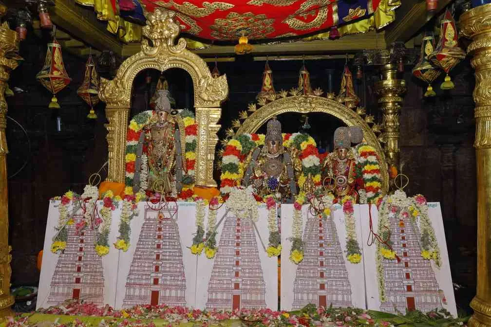 பாலாலயம் அருள்மிகு மீனாட்சி சுந்தரேசுவரர் திருக்கோயில்
மதுரை.
இத்திருக்கோயிலின் கிழக்கு இராஜகோபுரம், மேற்கு, வடக்கு, தெற்கு ஆகிய மூன்று ஒன்பதுநிலை கோபுரங்கள் மற்றும் அம்மன் ஏழுநிலை கோபுரத்திற்கு ஆக மொத்தம் ஐந்து கோபுரங்களுக்கும் வருகின்ற 04.09.2023 ஆவணி 18ஆம் தேதி பாலாலயம் கீழ்கண்ட நிகழ்ச்சி நிரலின்படி நிகழ்த்தப்படவுள்ளது. பாலஸ்தாபன நிகழ்ச்சி நிரல்
ஆவணி 17 (03.09.2023 ஞாயிற்றுக்கிழமை)
காலை 8.30 மணி முதல் 11.00 மணி வரை
மாலை 6.05 மணி முதல் 8.30 மணி வரை
ஆவணி 18 (04.09.2023 திங்கட்கிழமை)
காலை 7.15 மணிக்கு காலை 9.05 மணிக்கு
காலை 9.30 மணி மணிக்கு மேல்
10.15 மணிக்குள்
அனுக்ஞை, யஜமான ஸங்கல்பம், விக்னேச்வர பூஜை, புண்யாஹவாசனம், மஹாகணபதி ஹோமம், நவக்ரஹ ஹோமம், த்ரவ்யாஹீதி, பூர்ணாஹீதி, தீபாராதனை நடைபெறும்.
விக்னேச்வர பூஜை, புண்யாஹவாசனம், அங்குரார்பணம், ரக்ஷாபந்தனம், கும்பாலங்காரம், ராஜகோபுரங்கள் கலாகர்ஷணம், முதற்கால யாகபூஜை, மஹாகணபதி ஹோமம், நவக்ரஹ த்ரவ்யாஹீதி, பூர்ணாஹீதி, தீபாராதனை, பிரசாதம் வழங்குதல்.
விக்னேச்வர பூஜை, புண்யாஹவாசனம், இரண்டாம் காலயாக பூஜை, த்ரவ்யாஹீதி மஹாபூர்ணாஹீதி, தீபாராதனை உடன் கலசங்கள் புறப்பாடு
அருள்மிகு மீனாட்சி சுந்தரேசுவரர் சுவாமி திருக்கோயில் இராஜகோபுர பாலஸ்தாபன மஹாகும்பாபிஷேகம், மஹா தீபாராதனை, பிரசாதம் வழங்குதல்.