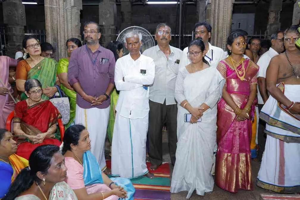 பாலாலயம் அருள்மிகு மீனாட்சி சுந்தரேசுவரர் திருக்கோயில்
மதுரை.
இத்திருக்கோயிலின் கிழக்கு இராஜகோபுரம், மேற்கு, வடக்கு, தெற்கு ஆகிய மூன்று ஒன்பதுநிலை கோபுரங்கள் மற்றும் அம்மன் ஏழுநிலை கோபுரத்திற்கு ஆக மொத்தம் ஐந்து கோபுரங்களுக்கும் வருகின்ற 04.09.2023 ஆவணி 18ஆம் தேதி பாலாலயம் கீழ்கண்ட நிகழ்ச்சி நிரலின்படி நிகழ்த்தப்படவுள்ளது. பாலஸ்தாபன நிகழ்ச்சி நிரல்
ஆவணி 17 (03.09.2023 ஞாயிற்றுக்கிழமை)
காலை 8.30 மணி முதல் 11.00 மணி வரை
மாலை 6.05 மணி முதல் 8.30 மணி வரை
ஆவணி 18 (04.09.2023 திங்கட்கிழமை)
காலை 7.15 மணிக்கு காலை 9.05 மணிக்கு
காலை 9.30 மணி மணிக்கு மேல்
10.15 மணிக்குள்
அனுக்ஞை, யஜமான ஸங்கல்பம், விக்னேச்வர பூஜை, புண்யாஹவாசனம், மஹாகணபதி ஹோமம், நவக்ரஹ ஹோமம், த்ரவ்யாஹீதி, பூர்ணாஹீதி, தீபாராதனை நடைபெறும்.
விக்னேச்வர பூஜை, புண்யாஹவாசனம், அங்குரார்பணம், ரக்ஷாபந்தனம், கும்பாலங்காரம், ராஜகோபுரங்கள் கலாகர்ஷணம், முதற்கால யாகபூஜை, மஹாகணபதி ஹோமம், நவக்ரஹ த்ரவ்யாஹீதி, பூர்ணாஹீதி, தீபாராதனை, பிரசாதம் வழங்குதல்.
விக்னேச்வர பூஜை, புண்யாஹவாசனம், இரண்டாம் காலயாக பூஜை, த்ரவ்யாஹீதி மஹாபூர்ணாஹீதி, தீபாராதனை உடன் கலசங்கள் புறப்பாடு
அருள்மிகு மீனாட்சி சுந்தரேசுவரர் சுவாமி திருக்கோயில் இராஜகோபுர பாலஸ்தாபன மஹாகும்பாபிஷேகம், மஹா தீபாராதனை, பிரசாதம் வழங்குதல்.