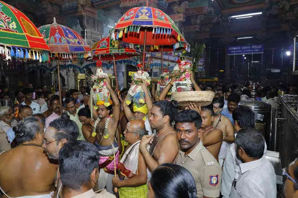 பாலாலயம் அருள்மிகு மீனாட்சி சுந்தரேசுவரர் திருக்கோயில்
மதுரை.
இத்திருக்கோயிலின் கிழக்கு இராஜகோபுரம், மேற்கு, வடக்கு, தெற்கு ஆகிய மூன்று ஒன்பதுநிலை கோபுரங்கள் மற்றும் அம்மன் ஏழுநிலை கோபுரத்திற்கு ஆக மொத்தம் ஐந்து கோபுரங்களுக்கும் வருகின்ற 04.09.2023 ஆவணி 18ஆம் தேதி பாலாலயம் கீழ்கண்ட நிகழ்ச்சி நிரலின்படி நிகழ்த்தப்படவுள்ளது. பாலஸ்தாபன நிகழ்ச்சி நிரல்
ஆவணி 17 (03.09.2023 ஞாயிற்றுக்கிழமை)
காலை 8.30 மணி முதல் 11.00 மணி வரை
மாலை 6.05 மணி முதல் 8.30 மணி வரை
ஆவணி 18 (04.09.2023 திங்கட்கிழமை)
காலை 7.15 மணிக்கு காலை 9.05 மணிக்கு
காலை 9.30 மணி மணிக்கு மேல்
10.15 மணிக்குள்
அனுக்ஞை, யஜமான ஸங்கல்பம், விக்னேச்வர பூஜை, புண்யாஹவாசனம், மஹாகணபதி ஹோமம், நவக்ரஹ ஹோமம், த்ரவ்யாஹீதி, பூர்ணாஹீதி, தீபாராதனை நடைபெறும்.
விக்னேச்வர பூஜை, புண்யாஹவாசனம், அங்குரார்பணம், ரக்ஷாபந்தனம், கும்பாலங்காரம், ராஜகோபுரங்கள் கலாகர்ஷணம், முதற்கால யாகபூஜை, மஹாகணபதி ஹோமம், நவக்ரஹ த்ரவ்யாஹீதி, பூர்ணாஹீதி, தீபாராதனை, பிரசாதம் வழங்குதல்.
விக்னேச்வர பூஜை, புண்யாஹவாசனம், இரண்டாம் காலயாக பூஜை, த்ரவ்யாஹீதி மஹாபூர்ணாஹீதி, தீபாராதனை உடன் கலசங்கள் புறப்பாடு
அருள்மிகு மீனாட்சி சுந்தரேசுவரர் சுவாமி திருக்கோயில் இராஜகோபுர பாலஸ்தாபன மஹாகும்பாபிஷேகம், மஹா தீபாராதனை, பிரசாதம் வழங்குதல்.