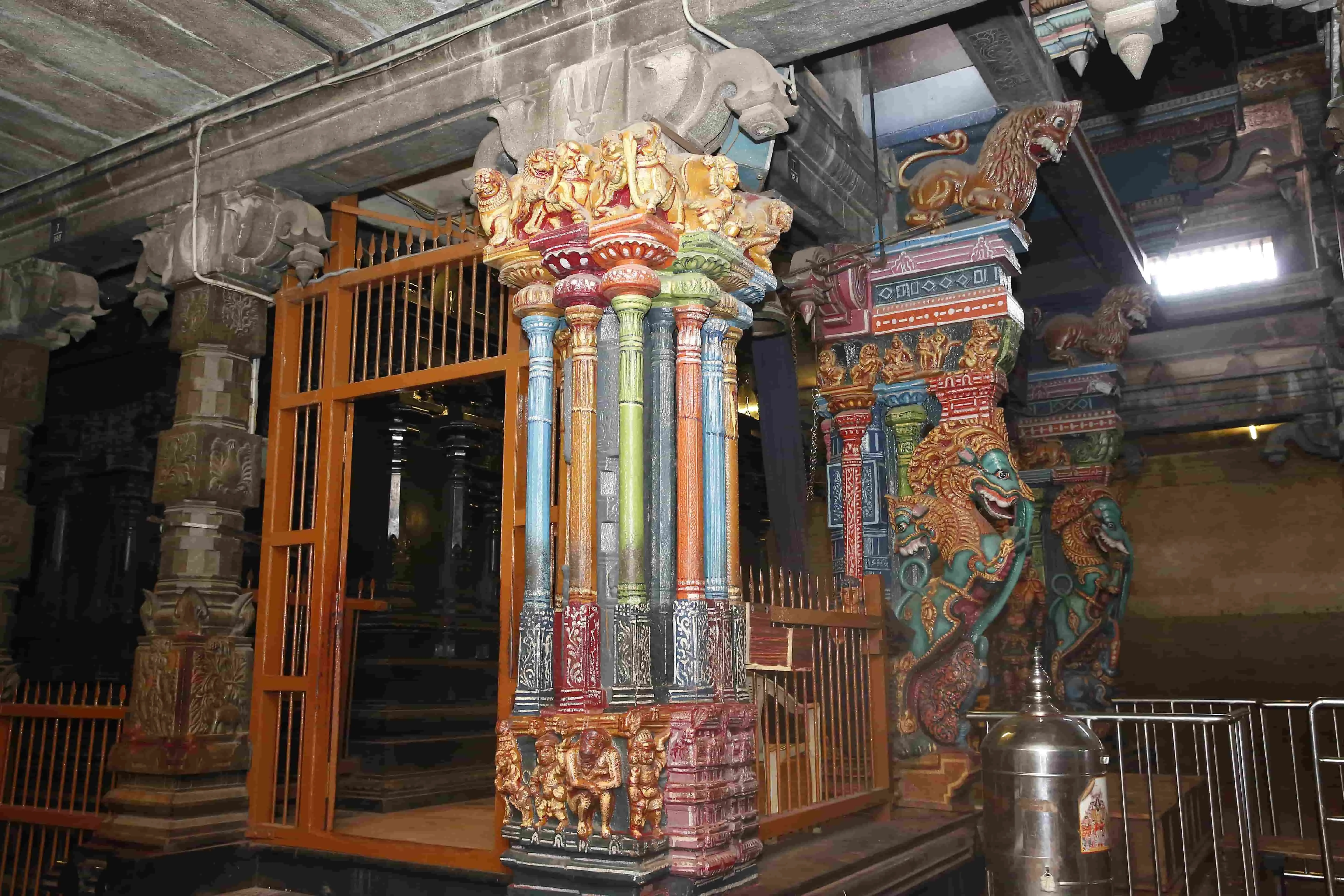 பழங்காலத்து தொன்மை வாய்ந்தது இத்திருக்கோயிலில் தாயார் சன்னதியில் அமைந்துள்ள இசைத் துண்கள்