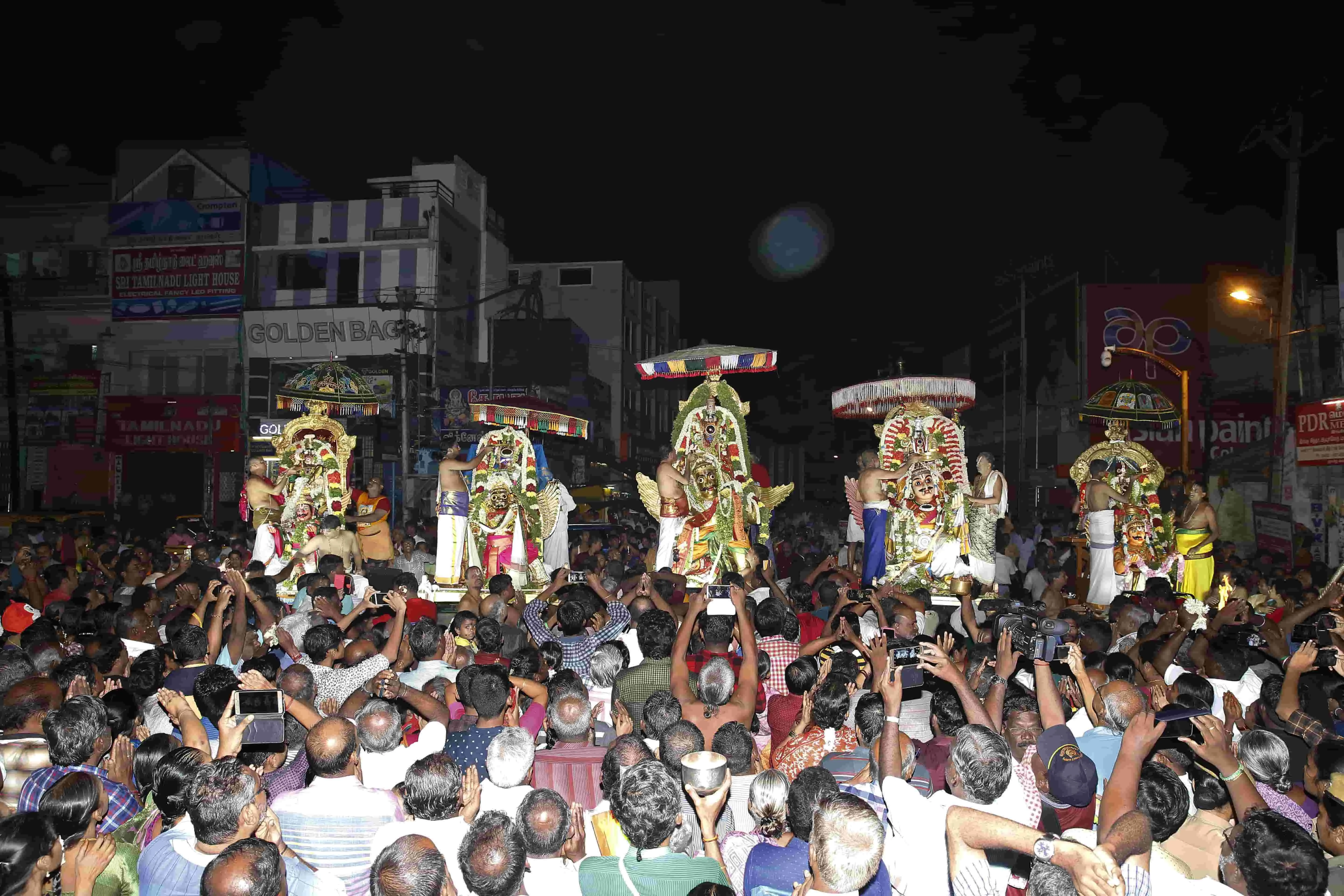 ஐந்து கருட சேவை ஐந்து கருட சேவை வருடந்தோரும் புரட்டாசி பெளர்ணமி திதியன்று நடைபெற்று வருகிறது.