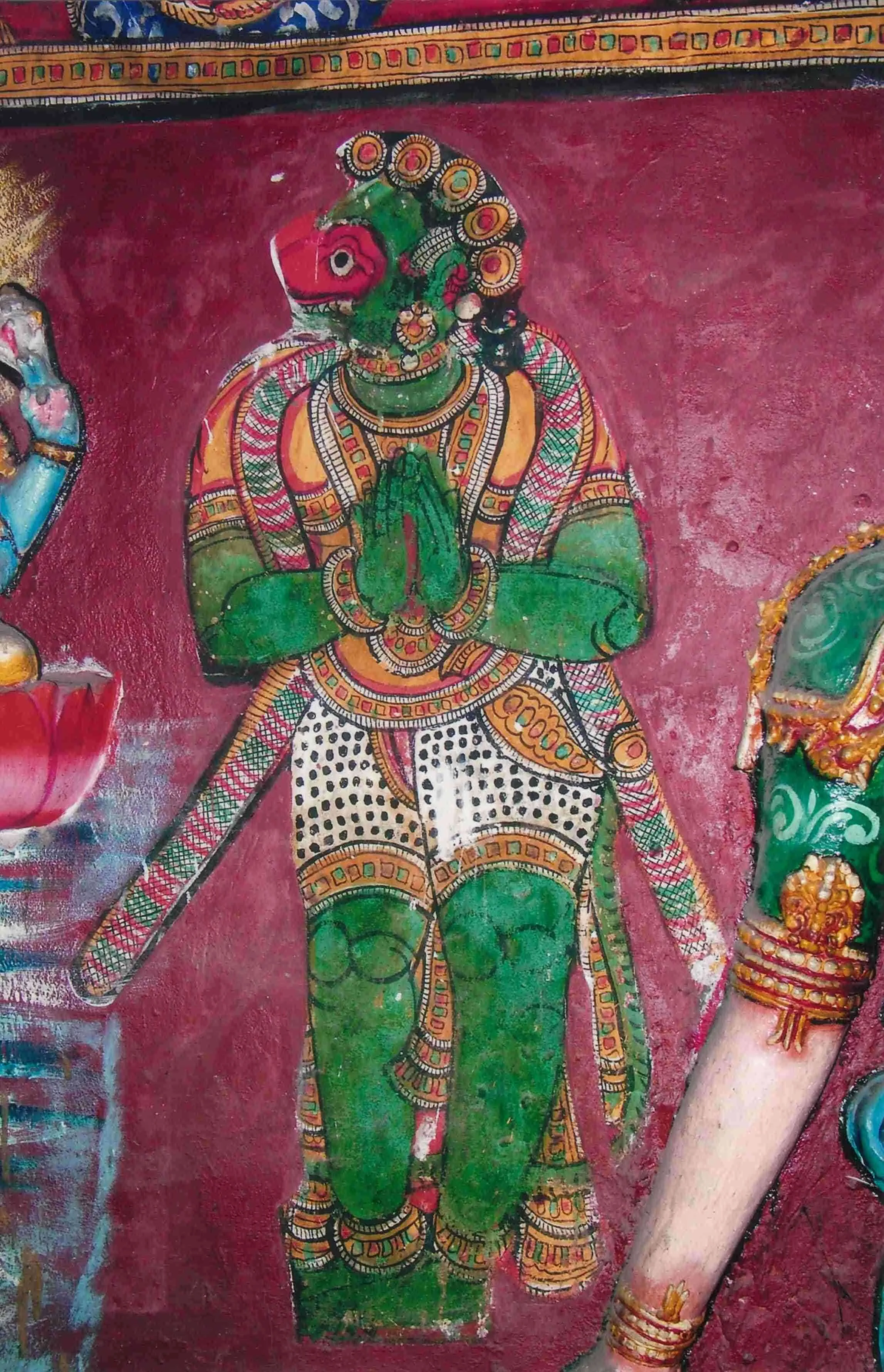 சுவரோவியங்கள் இத்திருத்தலத்தில் மூன்று நிலைகளாக அமையப்பெற்ற அஷ்டாங்க விமானத்தின் இரண்டாம் நிலை (சூர்யநாராயணர் சன்னதி) மற்றும் மூன்றாம் நிலையில் (சீராப்திநாதர் சன்னதி) மூலிகை சுவர் ஓவியங்கள் நான்கு சுவர்களிலும் தீட்டப்பட்டுள்ளது.
இதில் இரண்டாம் நிலையான சூர்யநாராயணர் சன்னதியில் அட்டதிக் பாலர்கள் (அக்னி, யமன், நிருதி, வருணன், வாயு, குபேரன், ஈசானன், இந்திரன்), சூர்யநாராயணர் ஸ்ரீதேவி பூமிதேவியருடன் அமர்ந்த திருக்கோலத்திலும், சிவ பெருமான், பரசுராமர், பிரம்மா, கின்னரர், சாமரம் வீசும் பெண், அரசர், சங்கு, கிருஷ்ணர், ஹனுமார், கருடன் மற்றும் சக்கரம் ஐந்து பஞ்சாயுதங்கள், (சங்கு, சக்கரம், கதை, வில்அம்பு, வாள்) பட்சிகள், சிவன், ஆஞ்சநேயர், கண்ணன், கன்னிகைகள் ஆகிய உருவங்கள் சித்தரிக்கப்பட்டுள்ளது.
மூன்றாவது நிலையான சீராப்திநாதர் சன்னதியில் அட்டதிக் பாலர்கள் (அக்னி, யமன், நிருதி, வருணன், வாயு, குபேரன், ஈசானன், இந்திரன்), ஐந்து பஞ்சாயுதங்கள், (சங்கு, சக்கரம், கதை, வில்அம்பு, வாள்) பட்சிகள், சிவன், ஆஞ்சநேயர், கண்ணன், கன்னிகைகள் ஆகிய உருவங்கள் சித்தரிக்கப்பட்டுள்ளது.