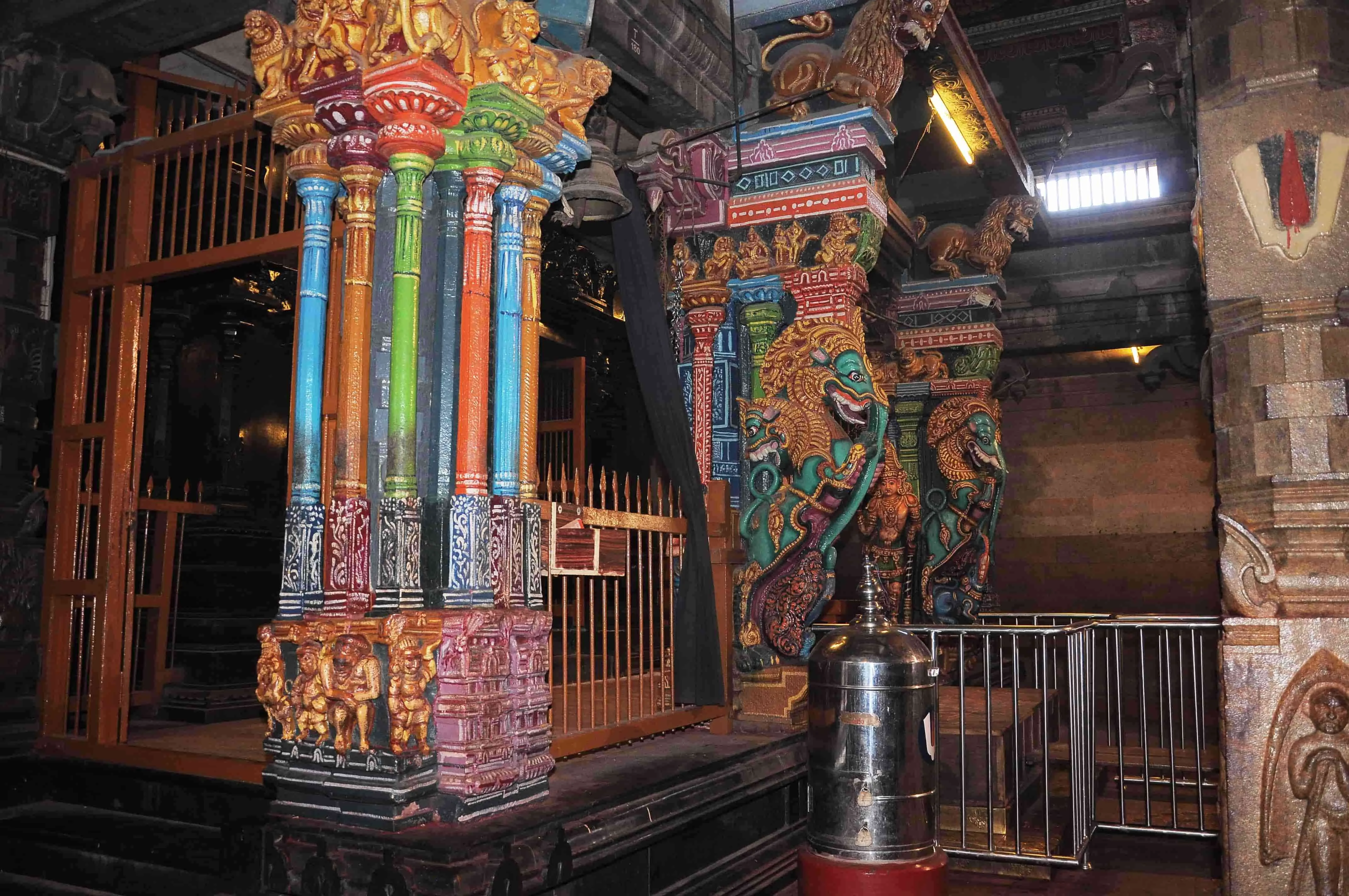 இசைத்தூண்கள் அருள்மிகு மதுரவல்லி தாயார் சன்னதி முன்புறம் இசைத்தூண்கள் அமைந்துள்ளது.