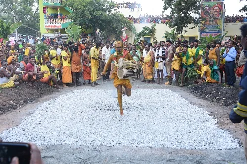 பூக்குழி இறங்குதல் அருள்மிகுஜெனகை மாரியம்மன் திருக்கோயில் வைகாசிப் பெருந்திருவிழாவின் போது  பூக்குழி திருவிழா நடைபெறும்.