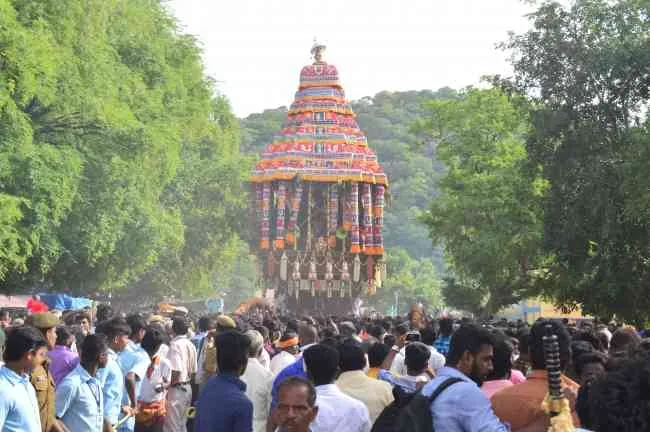 ஆடி திருவிழா ஆடி மாதம் பௌர்ணமி தேரோட்டம் பிரம்மோத்சவம் எனப்படும் பிரம்மா முன்னிற்று அனைத்து தேவர்களையும் அழைத்து நடைபெறும் திருவிழா இதுவாகும். சித்திரைத் திருவிழா போன்றே ஆடி பிரமோற்சவம் அன்றும் இலட்சக்கணக்கான பக்தர்கள் கூடி தரிசனம் செய்வர். தங்கள் குழந்தைகளுக்கு குலதெய்வமான கள்ளழகருக்கு முடிகாணிக்கை செலுத்துவர். 

தென்தமிழகம் எங்கும் இருந்து பக்தர்கள் கூடுவர். ஆடி அமாவாசையன்று கருடவாகன சேவை மிகவும் அரிதாகும், பதினெட்டாம்படி கதவுக்கு சந்தனம் சாத்துப்படி நடைபெறும். அதை கண்டருள அருள்மிகு கள்ளழகர் தங்க கருட வாகனத்தில் எழுந்தருவார். ஆடிக் கருடன் தேடிச்சேவி என்பது பழமொழி. இவ்வாலயத்தில் ஆடிமாதம் 2 கருட சேவை நடைபெறுகிறது.