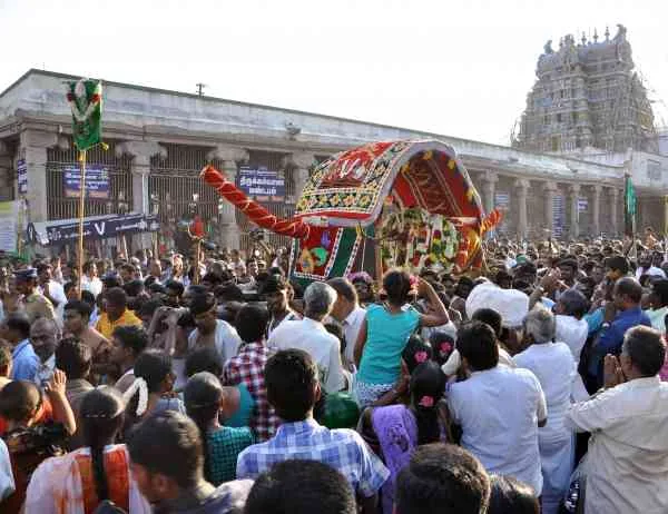 சித்திரை பெருந்திருவிழா ஸ்ரீ கள்ளழகருக்குரிய திருவிழாக்களில் மிகவும் முக்கியமானது சித்ரா பௌர்ணமித் திருநாள் தான் . மதுரை ஸ்ரீ மீனாட்சிக் கோயிலில் தொடங்கும் சித்திரைத் திருவிழாவும் இவ் விழாவும் ஒரே சமயத்தில் நடக்கின்றன . திருமலை நாயக்கர் காலத்திற்கு முன்பு இந்த இரண்டு உற்சவங்களும் வெவ்வேறு மாதங்களில் நடந்தன . அப்போது அழகரின் சைத்ரோற்சவம் சித்திரை மாதத்திலும் மீனாட்சி கோயில் உற்சவம் மாசி மாதத்திலும் நடந்தன . இதனால் தான் மாசி மாதத்தில் நடக்கும் இத் திருவிழாவில் மீனாட்சி சுந்தரேசுவரர்களுடைய ரதம் செல்லும் வீதிகளுக்கும் மாசி வீதிகள் என்று பெயர் ஏற்பட்டது . 

திருமலை நாயக்கர் காலத்திற்கு முன்பு ஸ்ரீ அழகர் சித்திரை மாதத்தில் அலங்காநல்லூர் , தேனூர் முதலிய ஊர்கள் வழியாக வந்து வைகை ஆற்றில் இறங்கி வண்டியூரில் தங்கியிருந்து , மீண்டும் அழகர் மலையையைடைவது வழக்கம் . திருமலை நாயக்கர் , இந்த இரண்டு விழாக்களையும் ஒன்றாகச் சேர்ந்தால் அது மிகவும் சிறப்பாக இருக்கும் என்று கருதி அப்படியே செய்தார் . அவருடைய ஏற்பாட்டின் படியே இப்பொழுதும் நடந்து வருகிறது .