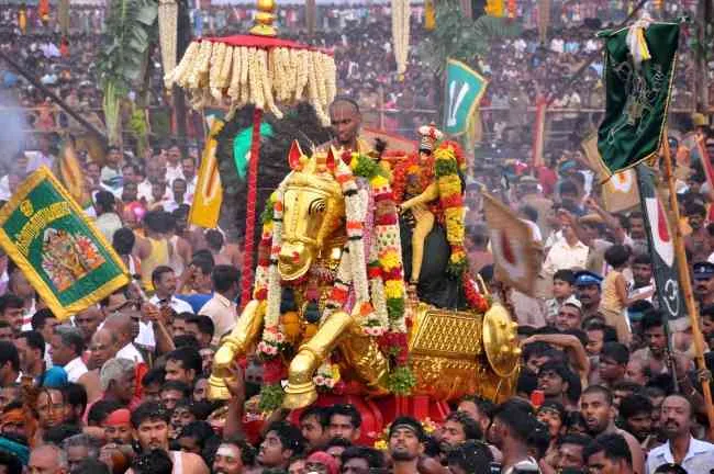 சித்திரை பெருந்திருவிழா கள்ளழகர் வைகை ஆற்றில் இறங்குதல்.