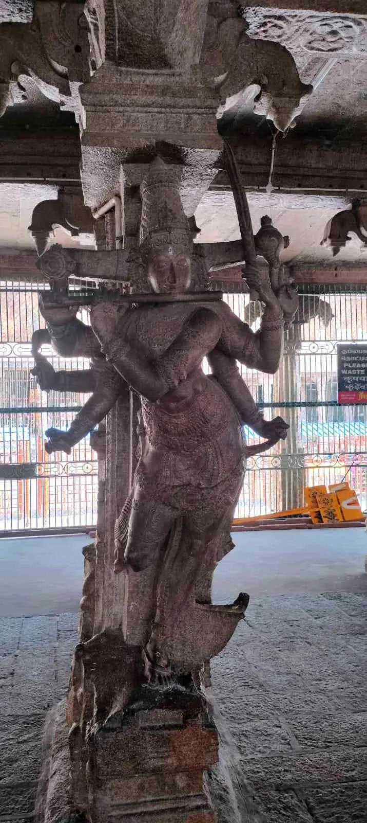 தசாவதார சிற்பங்கள் - கிருஷ்ண அவதாரம் இத்திருக்கோயில் திருக்கல்யாண மண்டபத்தில் தசாவதாரக்காட்சிகள் சிற்பங்களாக  அமையப்பட்டுள்ளன.