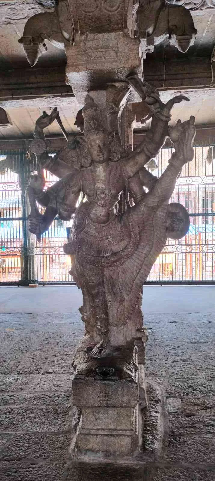 தசாவதார சிற்பங்கள் - வாமன அவதாரம் இத்திருக்கோயில் திருக்கல்யாண மண்டபத்தில் தசாவதாரக்காட்சிகள் சிற்பங்களாக  அமையப்பட்டுள்ளன.