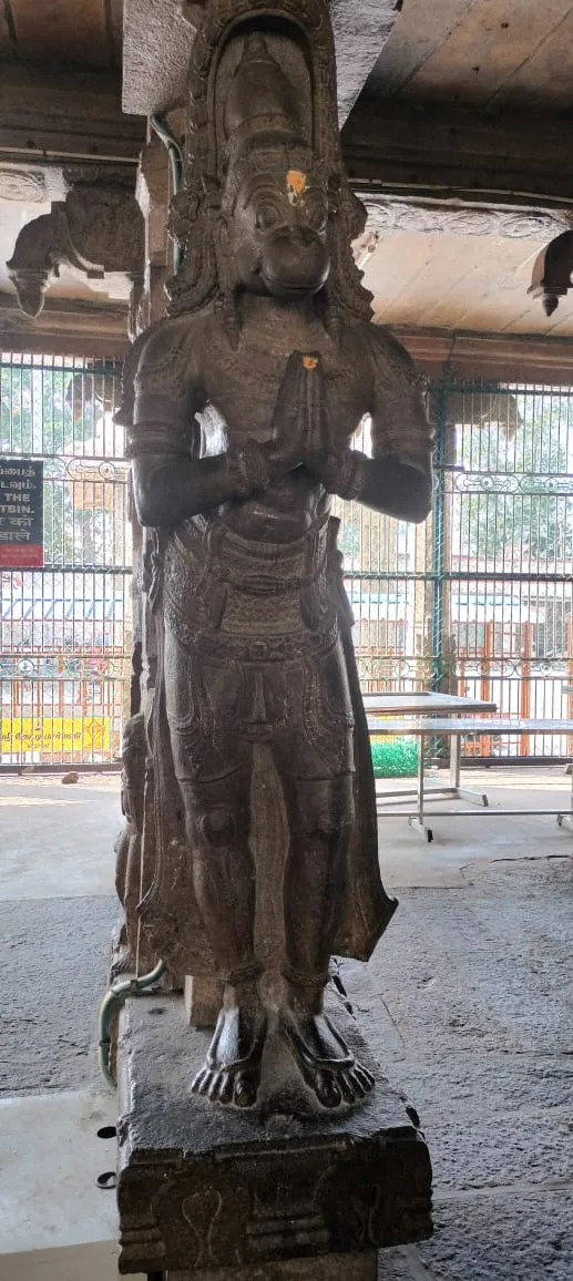 ஆஞ்சநேயர் இத்திருக்கோயில் திருக்கல்யாண மண்டபத்தில் தசாவதாரக்காட்சிகள் சிற்பங்களாக  அமையப்பட்டுள்ளன.