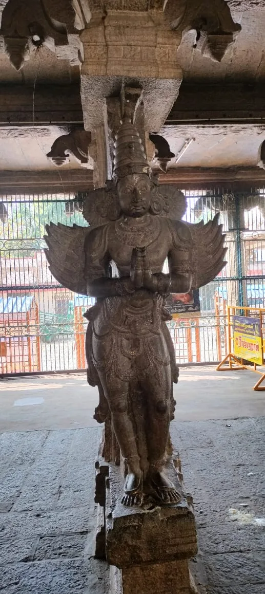 கெருடர் இத்திருக்கோயில் திருக்கல்யாண மண்டபத்தில் தசாவதாரக்காட்சிகள் சிற்பங்களாக  அமையப்பட்டுள்ளன.