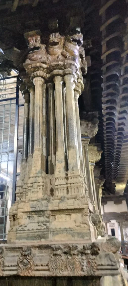 இசைத்தூண்கள் கொடிமரம் அருகில் உள்ளது