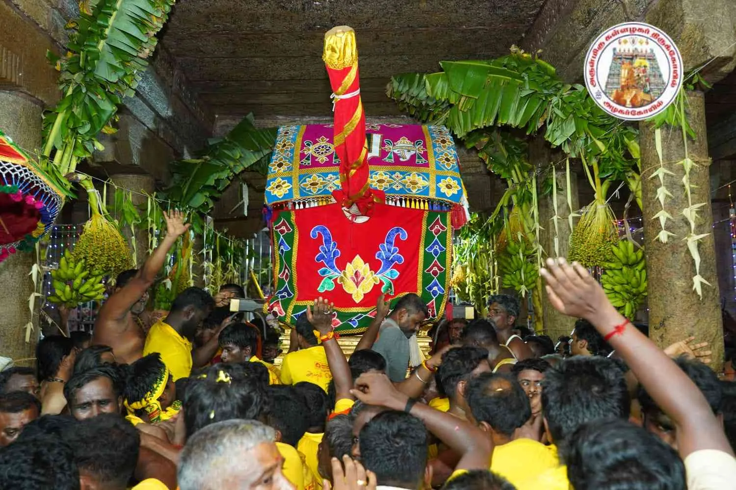 சித்திரை பெருந்திருவிழா மூன்றாம்  நாள் தோளுக்கினியான் தங்க பல்லக்கில் கள்ளர் திருக்கோலத்தில் மதுரைக்கு புறப்படுதல்