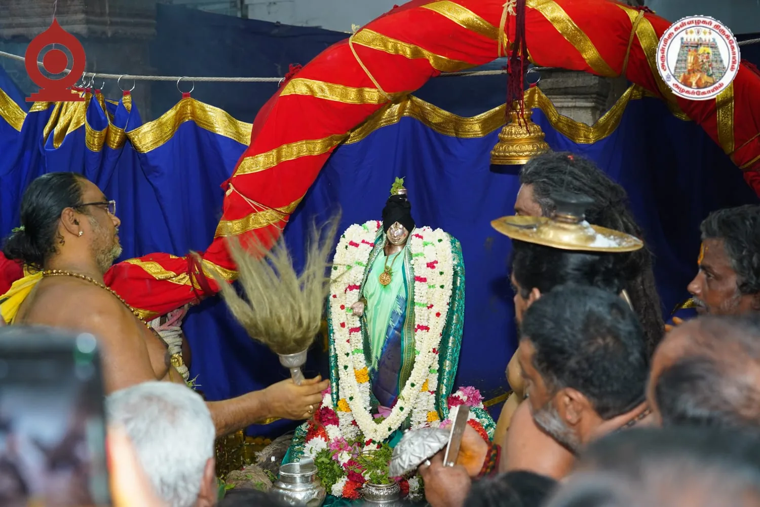 சித்திரை பெருந்திருவிழா நான்காம்   நாள் அருள்மிகு பெருமாள் திருமஞ்சனமாகி தங்க குதிரை வாகனத்தில் சாற்றுபடி ஆனதும் திருவில்லிபுத்தூர் சூடிக்கொடுத்த நாச்சியார் அருள்மிகு ஆண்டாளுடைய திருமாலையை சாற்றி பக்த கோடிகளுக்கு சேவை சாதித்தல்  வெட்டி வேர் சப்பரம்