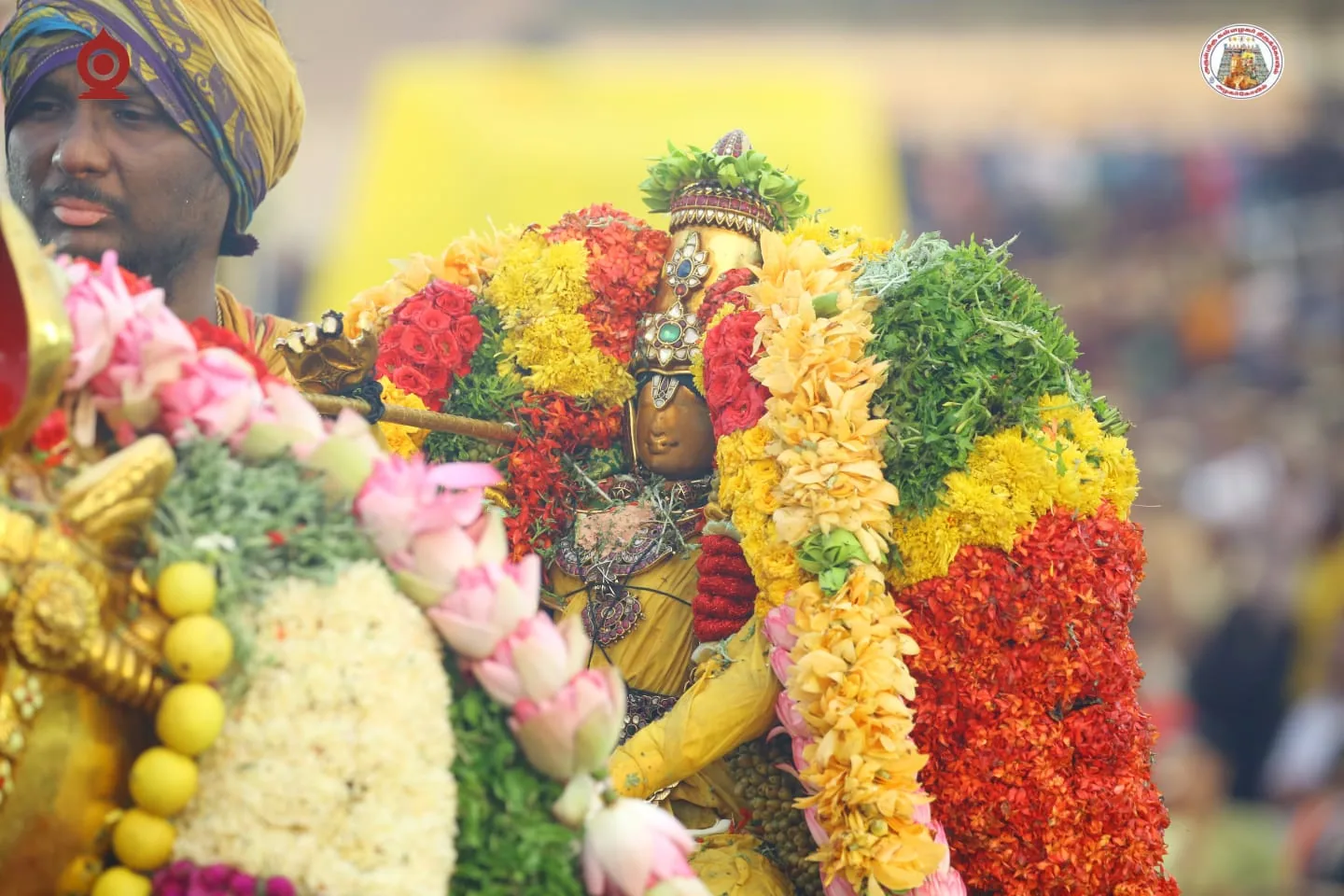 சித்திரை பெருந்திருவிழா ஐந்தாம்  நாள் வைகை ஆற்றில் எழுந்தருளல்:உலகப் புகழ் பெற்ற சித்திரைத் திருவிழாவின் போது கள்ளழகர் வைகை ஆற்றில் காட்சியளித்து, கோயிலுக்கு வெளியே 70 கி.மீ., தொலைவில் 140 மணி நேரமும் பக்தர்களுக்கு அருள்பாலிக்கிறார்.