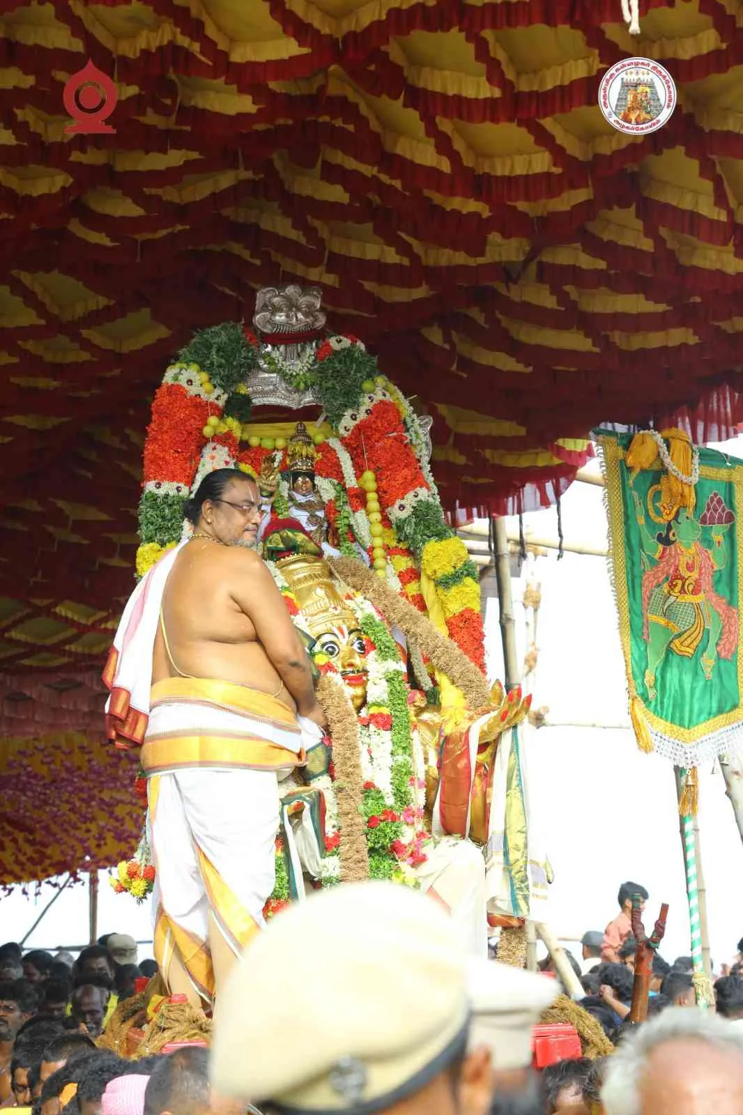 சித்திரை பெருந்திருவிழா ஆறாம்  நாள் திருமஞ்சனம் கண்டருளி சைத்தியோபசராம் ஏகாந்த சேவை பக்தி உலாவுதல்.திருமஞ்சனமாகி சேஷ வாகனத்தில் தேனூர் மண்டபத்திற்கு எழுந்தருளல் திருமஞ்சனமாகி பிறகு கருட வாகனரூடராய் பிரசன்னமாகி மண்டூக முனிவருக்கு சாபம் தீர்த்து காட்சி தந்தருளல் .திருமஞ்சனம் தசாவதாரம்