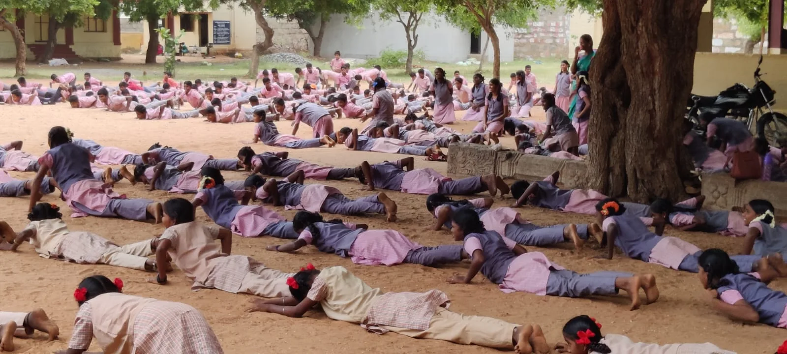 மாணவ -மாணவியருக்கு யோகா பயிற்சி அருள்மிகு சுந்தரராசா உயர்நிலைப்பள்ளி அழகர் கோவில் மதுரை மாவட்டம்.
சர்வதேச யோகா தினத்தை முன்னிட்டு நமது பள்ளியில்  21/06/2023 அன்று நமது பள்ளியில் பயிலும் அனைத்து மாணவ மாணவியர் அனைவருக்கும் யோகா பயிற்சி வழங்கப்பட்டது. இந்த யோகா பயிற்சியினை நமது பள்ளியின் செயலர் மற்றும் அருள்மிகு கள்ளழகர் திருக்கோயிலின் துணை ஆணையர் திரு ராமசாமி அவர்கள் தலைமை ஏற்று தொடங்கி வைத்தார்.