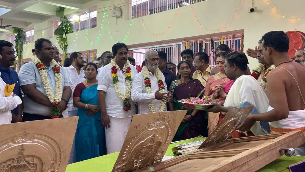 வெள்ளி கதவு பொருத்தும் பணியை துவங்கி வைத்தல் மாண்புமிகு அறநிலையத்துறை அமைச்சர் திரு .பி.கே.சேகர் பாபு அவர்கள் மற்றும்
 வணிகவரி  பத்திரப்பதிவு துறை அமைச்சர் திரு.பி. மூர்த்தி அவர்களும் 
   மூலஸ்தான சன்னதிகளுக்கு வெள்ளி கதவு பொருத்தும் திருப்பணியை 11 .12 .2022 .அன்று  துவைக்கி வைத்தார்கள்