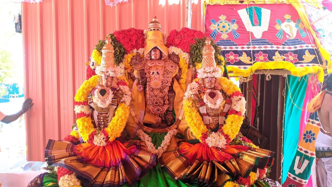 ஆடி திருவிழா மற்றும் சித்ரா பௌர்ணமி தி திருக்கோயிலில் நடைபெற்ற ஆடி திருவிழா தேரோட்ட முன்பும் சித்ரா பௌர்ணமி ஆழகர் ஆற்றில் இறங்கி காட்சி தரும் தருணம்