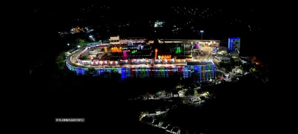மலைக்கோயில் இரவு நேர காட்சி வண்ண விளக்குகளால் அலங்கரிக்கப்பட்ட மலைக்கோயிலின் இரவுக் காட்சி