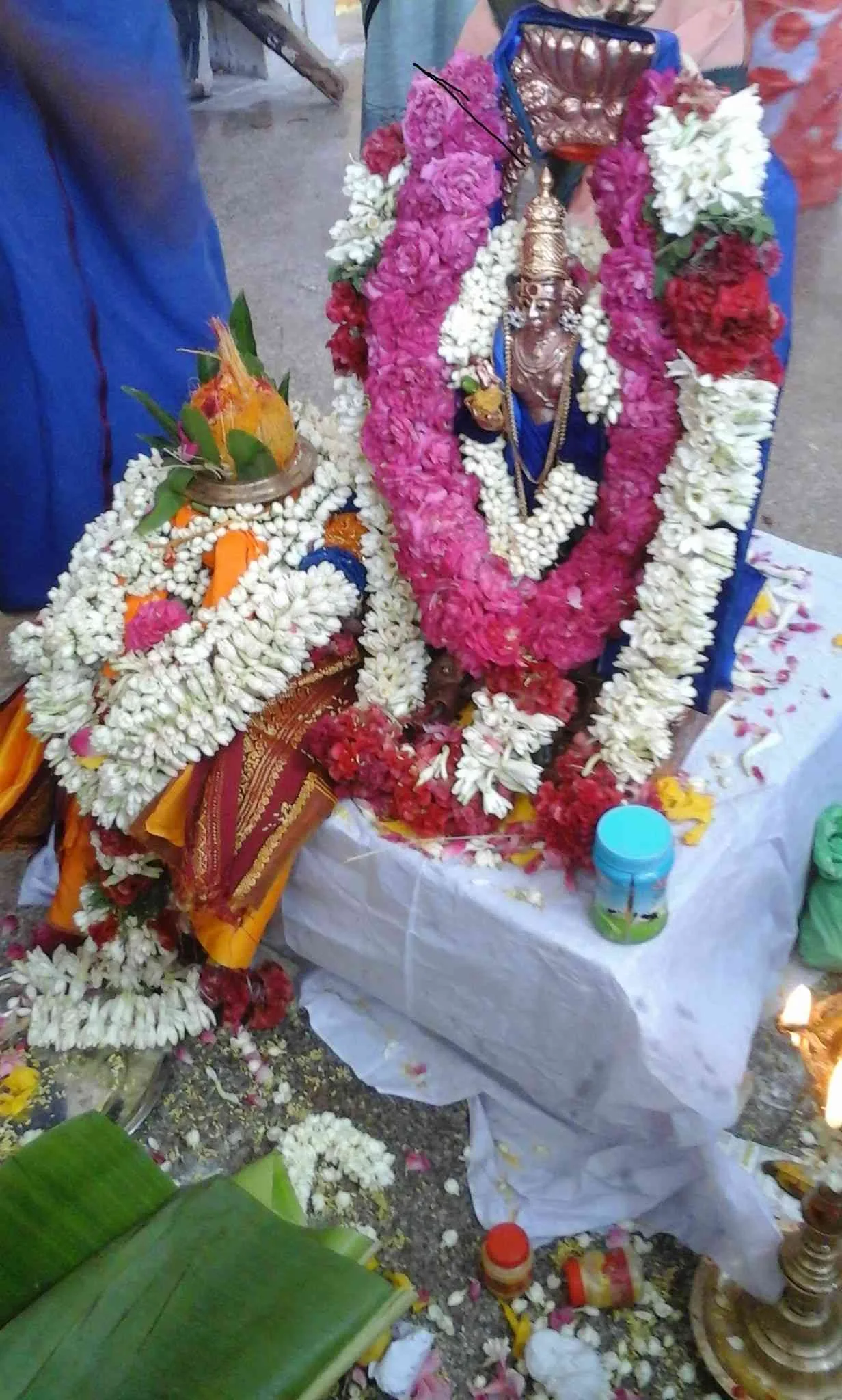 திருக்கல்யாணம் சுவாமிக்கும் அம்மனை கும்பத்தில் ஆபாரணம் செய்து திருக்கல்யாணம் நடைபெறும்.