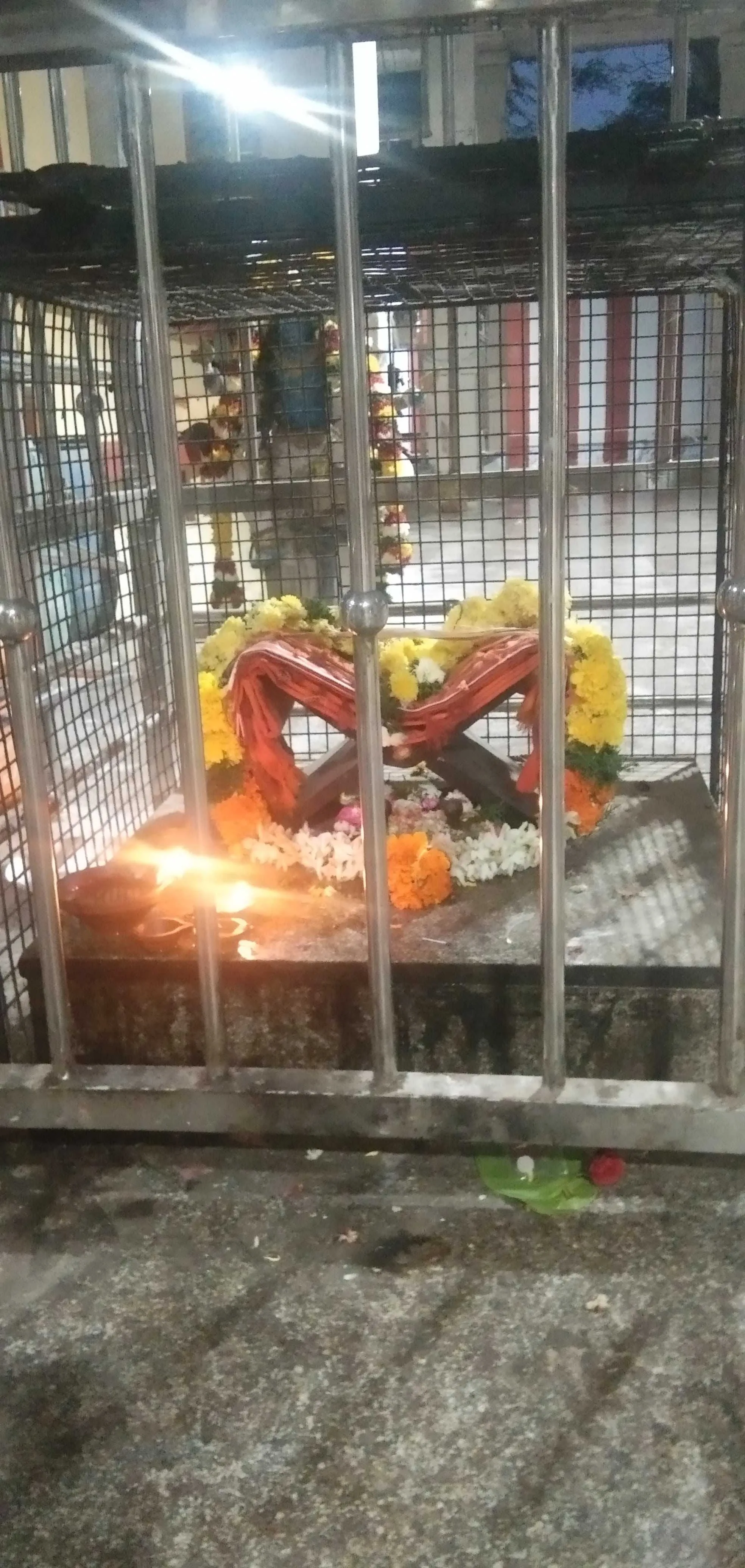 லாட சன்னாசி பூஜை இத்திருக்கோயிலில் அமைந்துள்ள லாட சன்னாசி பூஜை  சிறப்பாக நடைபெறும்.