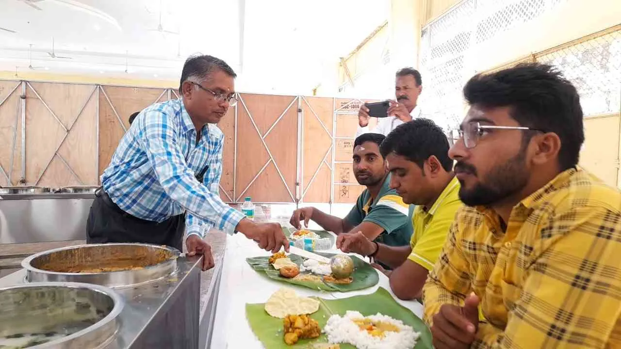 நாள் முழுவதும் அன்னதானம் திட்டம் துவக்கம் இத்திருக்கோயிலில் நாள்முழுவதும் அன்னததானம் வழங்கும் திட்டம் மாண்புமி தமிழ்நாடு முதலமைச்சர் அவர்களால் 31.12.2022 அன்று கானொலி காட்சி மூலம் துவக்கி வைக்கப்பட்டது. இவ்விழாவில் இராமநாதபுரம் மாவட்ட ஆட்சியர், காவல் துணை கண்காணிப்பாளர், திருக்கோயில் தக்கார் / இணைஆணையர் சிவகங்கை, துணைஆணையர்/செயல் அலுவலர், இராமேசுவரம் நகராட்சி மன்ற தலைவர், வட்டாச்சியர், பக்தர்கள் மற்றும் பொதுமக்கள் கலந்து கொண்டு சிறப்பித்தனர்