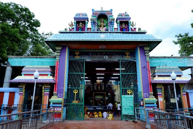 திருக்கோயில் முன்புறம் திருக்கோயில் கிழக்கு முன்புற வாயில்