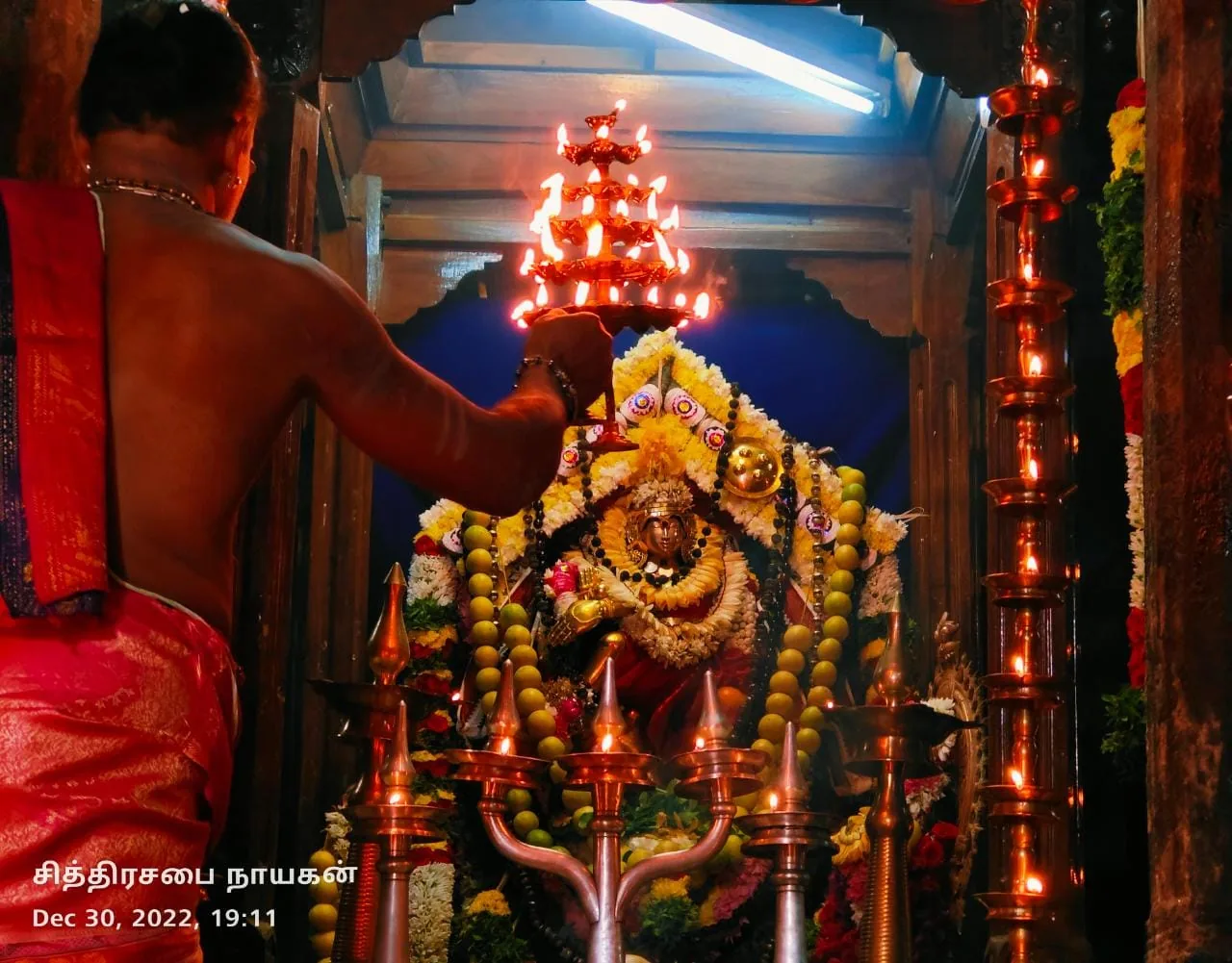 நடராஜர் மார்கழி திருவாதிரை திருவிழா  3-ம் திருநாள் (30.12.2022) அன்று நடராஜருக்கு தீபாராதனை நடைபெற்ற காட்சி.
