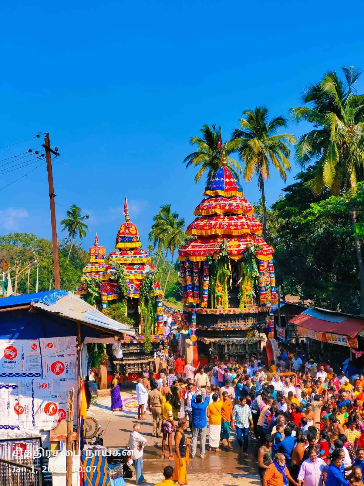 தேரோட்டத் திருவிழா அருள்மிகு திருக்குற்றாலநாதசுவாமி திருக்கோயிலில் மார்கழி திருவாதிரை திருவிழா 28.12.2022 முதல் 06.01.2023 அன்று நடைபெற்றது. அதில் 5-ம் திருநாள் (01.01.2023) அன்று 5 திருத்தேர்கள் வீதி உலா வெகு சிறப்பாக நடைபெற்றது