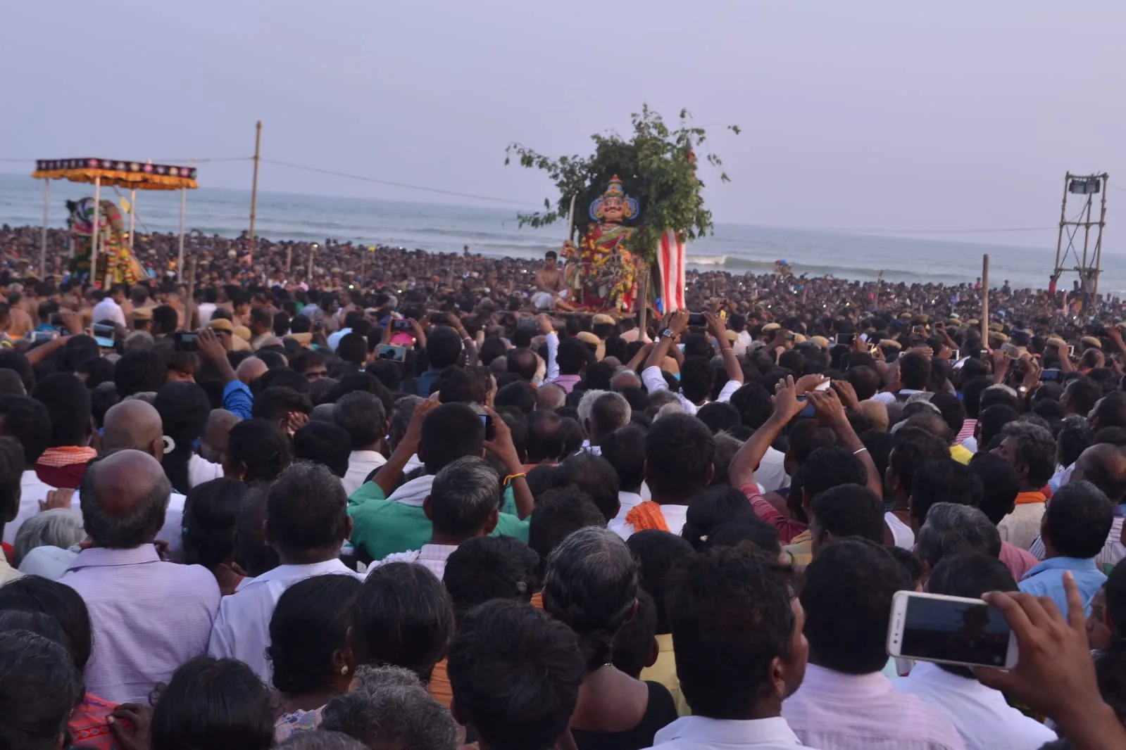 கந்த சஷ்டி திருவிழா கந்த சஷ்டி திருவிழா ஆறு நாட்கள் திருவிழா.கந்த சஷ்டி திருவிழாவின் ஆறாவது நாள் சூரசம்காரம் கடற்கரையில் நிகழும்.