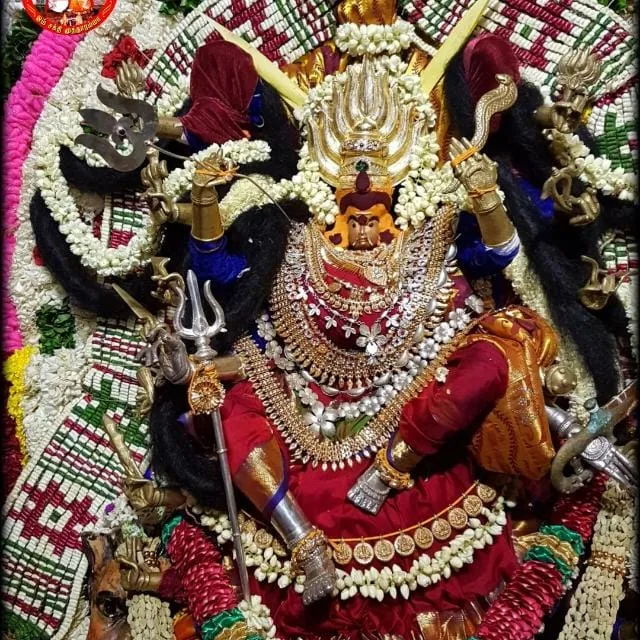 சூரசம்காரமர்த்தினி திருக்கோலத்தில் அம்மன் சூரனை வதம் செய்ய சூரசம்காரமர்த்தினி திருக்கோலத்தில் அம்மன்