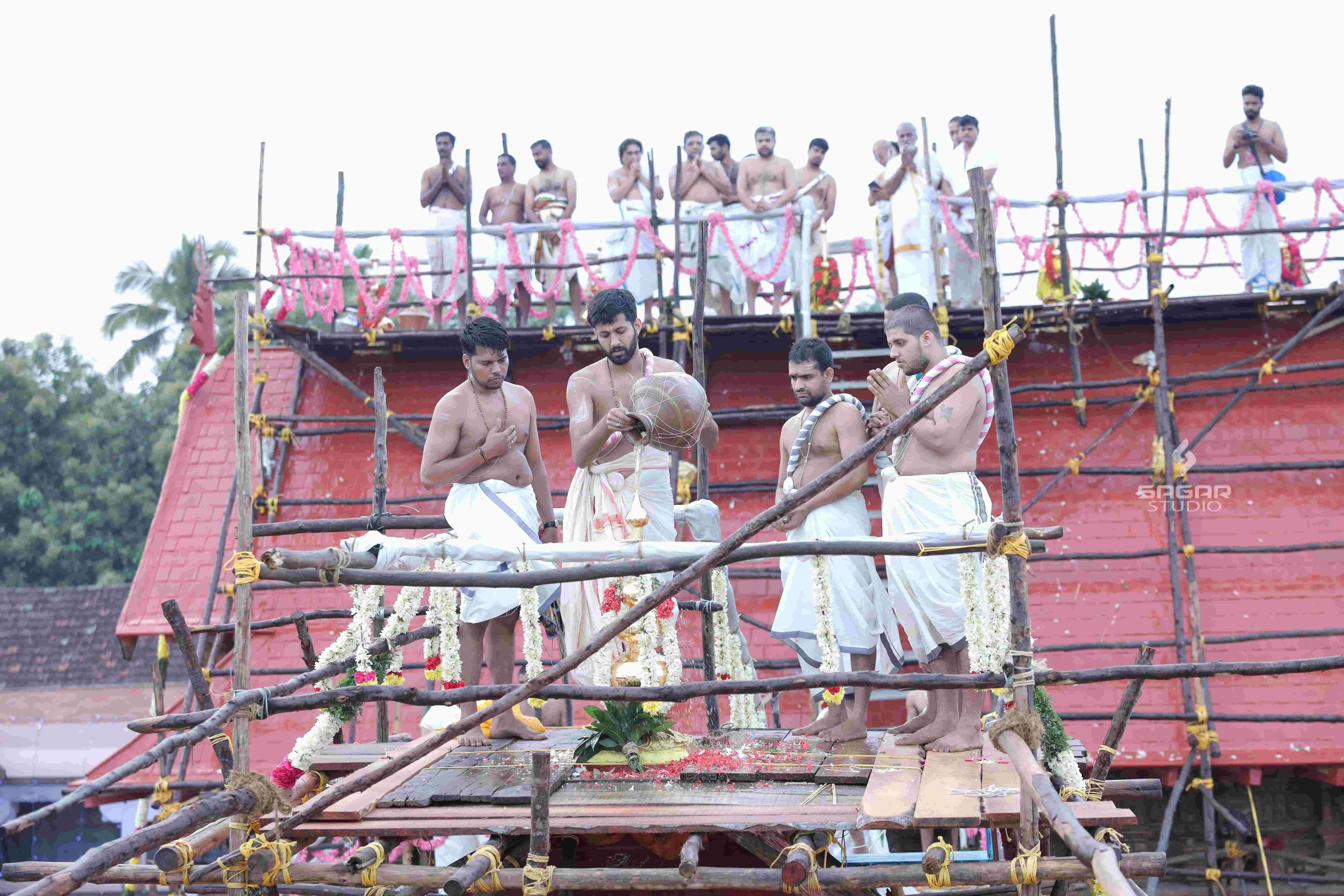 கும்பாபிஷேகம் அருள்மிகு திருவட்டார் ஆதிகேசவப்பெருமாள் திருக்கோவில் கும்பாபிஷேகம் 06.07.2022  அன்று மாண்புமிகு இந்து சமய அறநிலையத்துறை அமைச்சர் திரு.சேகர் பாபு மற்றும் இந்து சமய அறநிலையத்துறை ஆணையர் குமரகுருபரர் அவர்களும் கன்னியாகுமரி மாவட்டத் திருக்கோயில்கள் சுசீந்திரம் இணை ஆணையர் /செயல் அலுவலர் திரு.இரா.ஞானசேகர், குழித்துறை தொகுதி கண்காணிப்பாளர் திரு.ஆனந்த் ,ஸ்ரீகாரியம் திரு.மோகனகுமார் மற்றும் மரமாத்து பொறியாளர் ராஜ்குமார் மற்றும் பக்தர்கள் ஆகியோர் கலந்து கொண்டனர் கும்பாபிஷேகத்தை கண்டுகளித்தனர்.