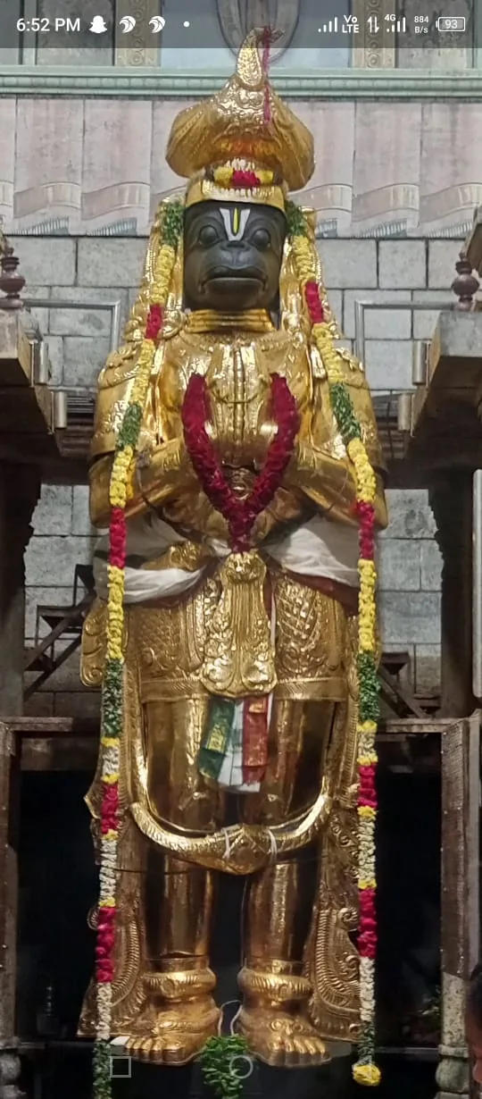 ஆஞ்சநேயர் அருள்மிகு நரசிம்மசுவாமி திருக்கோயிலுக்கு எதிர்ப்புறம் நரசிம்மரை சேவித்த நிலையில், திறந்தவெளியில் பல்லாயிரக்கணக்கான பக்தர்களுக்கு அருள் வழங்குகிறார் அருள்மிகு ஆஞ்சநேயர்.