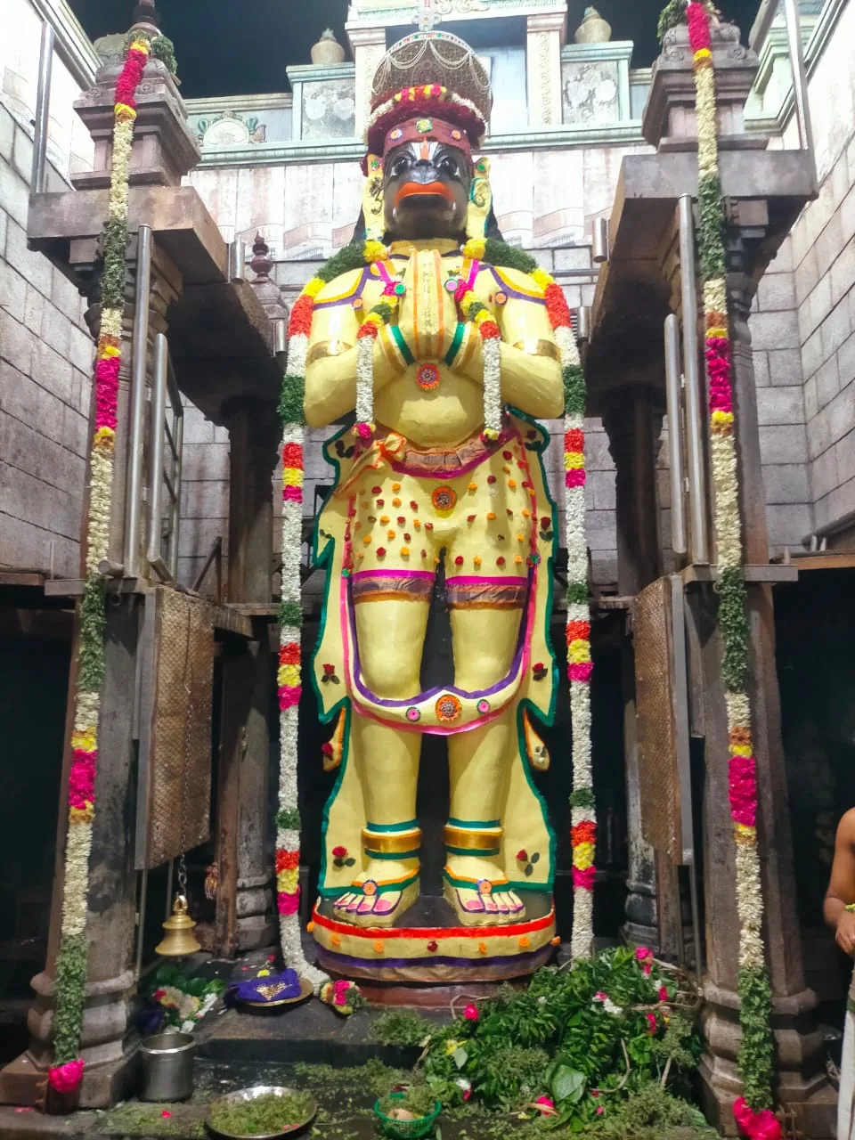 ஆஞசநேயர் வெண்ணைக்காப்பு கார்த்திகை மார்கழி தை மாதங்களில் வெண்ணெய் காப்பு அலங்காரம் செய்விக்கப்படுகிறது.