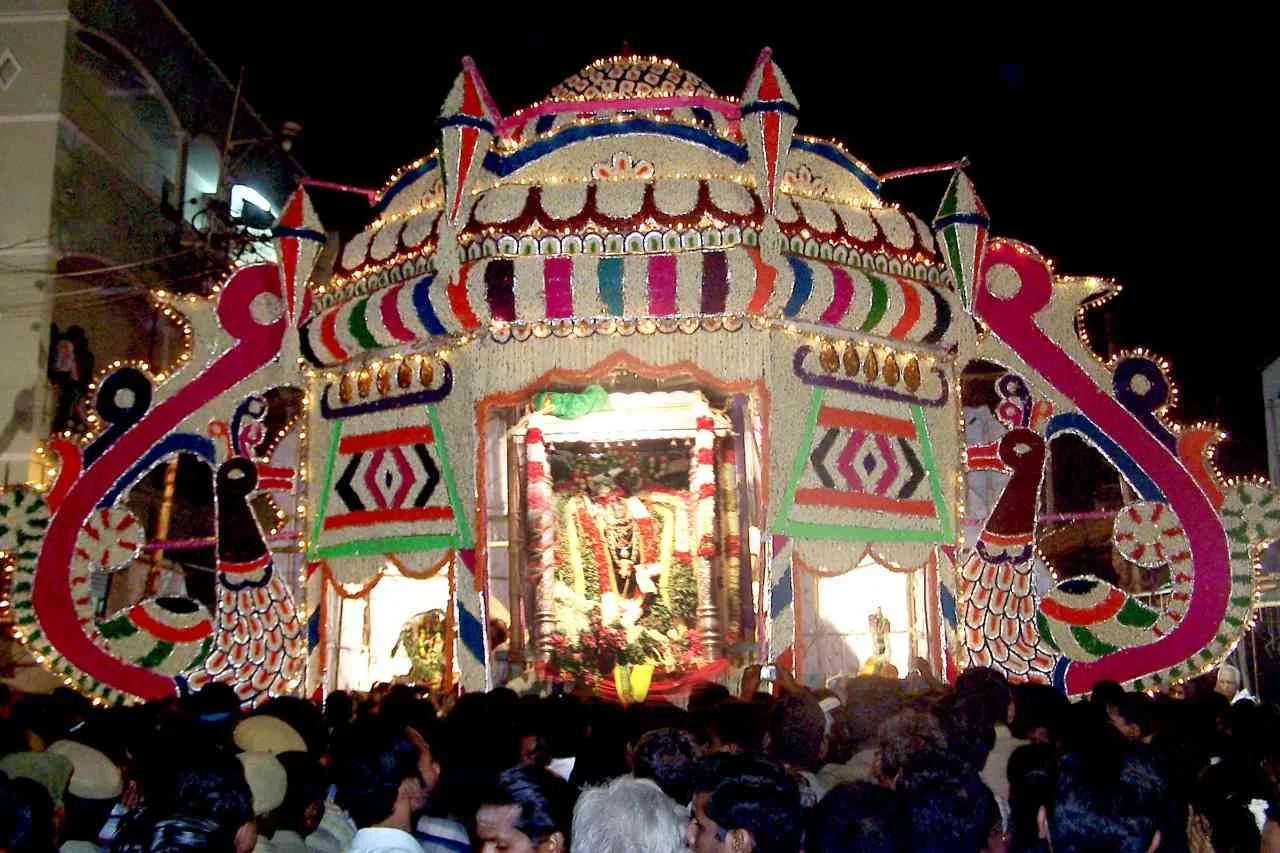 மலர் விமானம் மின் விளக்குகளால் அலங்கரிக்கப்பட்ட மலர் விமானத்தில் காட்சி தருகிறார்.