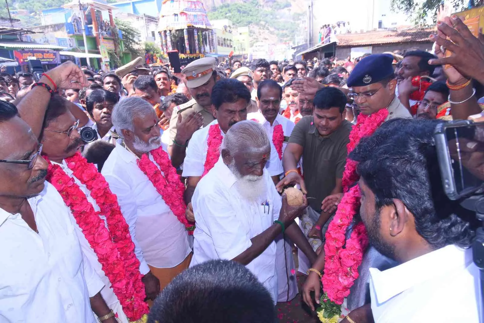 அருள்மிகு அர்த்தநாரீசுவரர் திருத்தேர் வடம் பிடித்தல் மாண்புமிகு இந்து சமய அறநிலையத்துறை அமைச்சர்.திரு. பி.கே. சேகர்பாபு அவர்கள்.மற்றும் இந்து சமய அறநிலையத்துறை ஆணையர்.திரு.ஜெ.குமரகுருபரன்.இ.ஆ.ப.அவர்கள்,மாவட்ட ஆட்சியர்.திருமதி. ஸ்ரேயாசிங்.இ.ஆ.பஅவர்கள்.மற்றும் சட்டமன்ற உறுப்பினர் திரு.இ.ஆர்.ஈஸ்வரன் அவர்கள். முன்னாள் அமைச்சர் டி.எம்.செல்வகணபதி அவர்கள். முக்கிய பிரமுகர்கள் அருள்மிகு அர்த்தநாரீசுவரர் திருத்தேர் வடம் பிடித்தனர்.