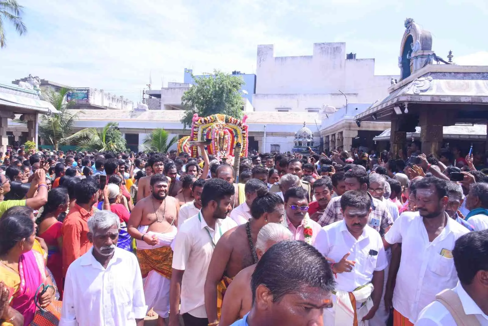 அருள்மிகு அர்த்தநாரீசுவரர் பரிவாரங்களுடன் திருத்தேருக்கு எழுந்தருளல் ,