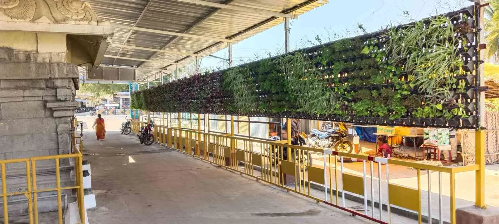 தொங்கும் தோட்டம் திருக்கோயில் பிரகாரத்தில் உபயதாரர் மூலமாக தொங்கும் தோட்டம் அமைக்கப்பட்டுள்ளது