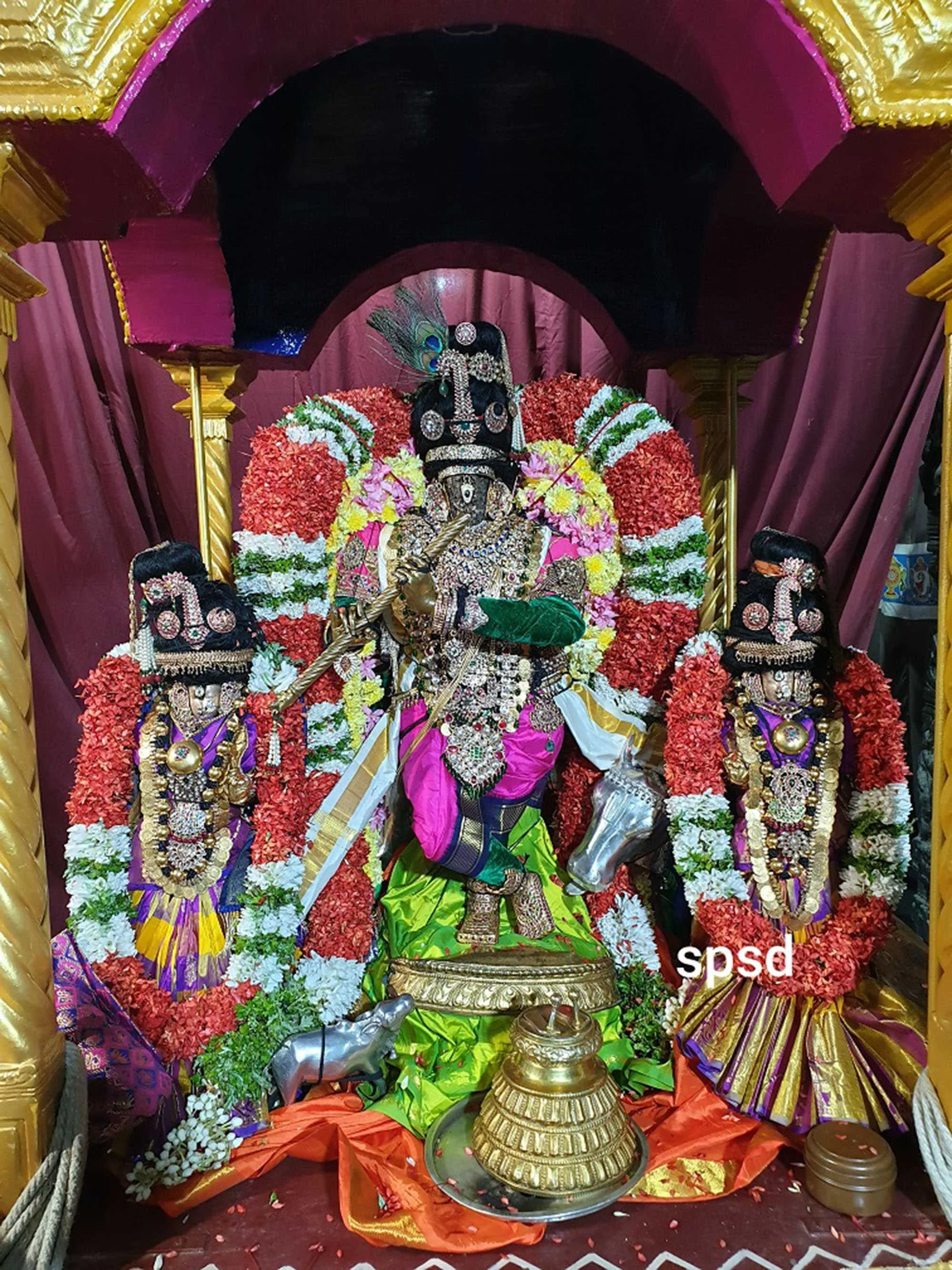 இரண்டாம் நாள் இராப்பத்து இராப்பத்து இரண்டாம் நாள் பவளகால் விமானத்தில் வேணுகோபாலன் திருக்கோலத்தில் ஸ்ரீ பார்த்தசாரதி சுவாமி புறப்பாடு...