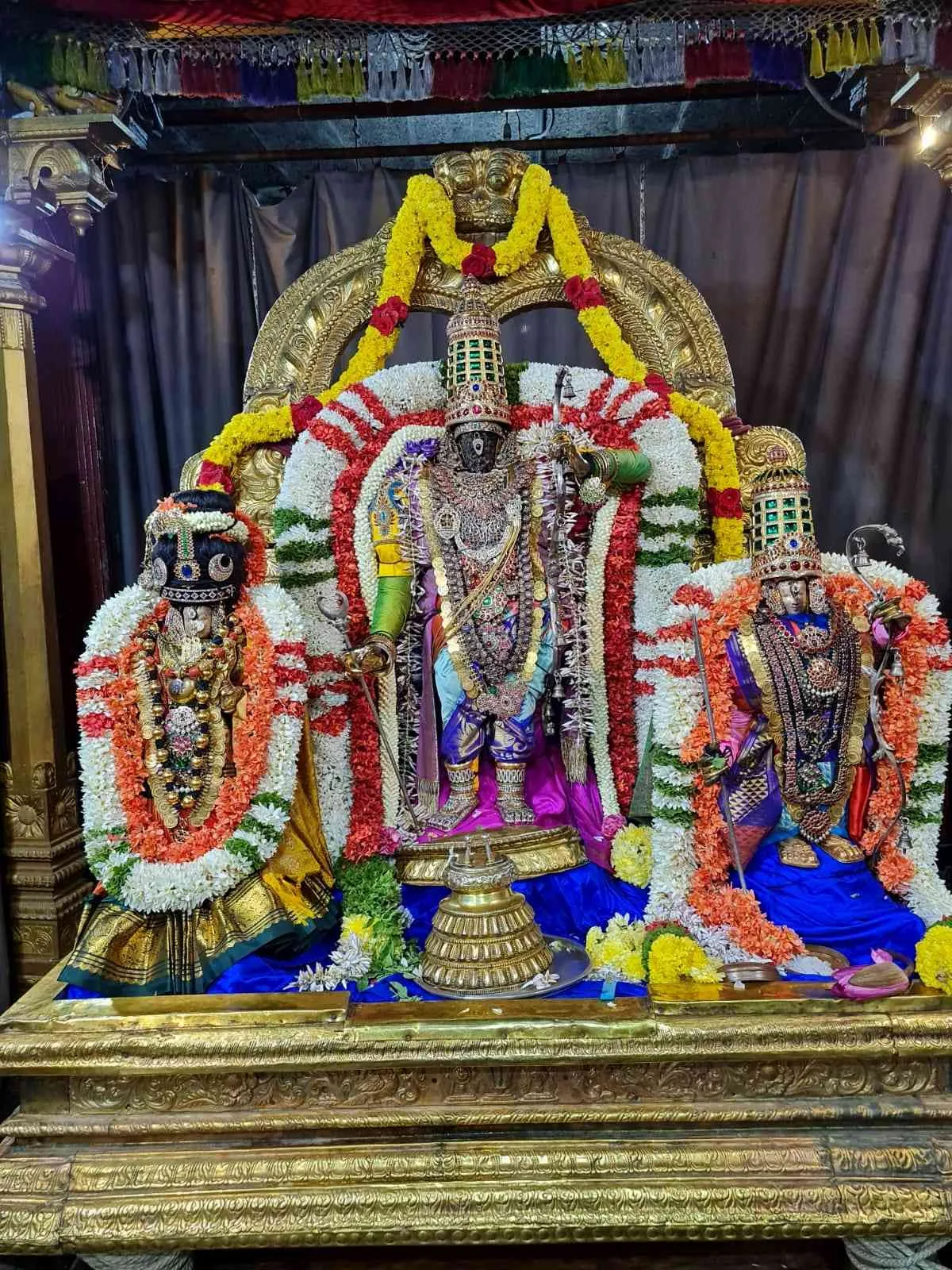 பகல் பத்து உற்சவம் பகல் பத்து உற்சவம் நான்காம் நாள்- ஸ்ரீ சக்கரவர்த்தி திருமகன் திருக்கோலம்