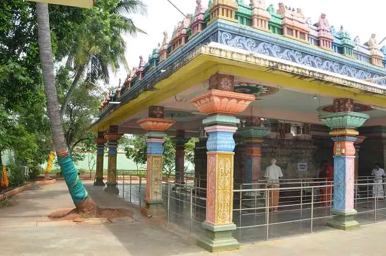 திருக்கோயிலின் பின்புறம் திருக்கோயிலின் பின்புறம்