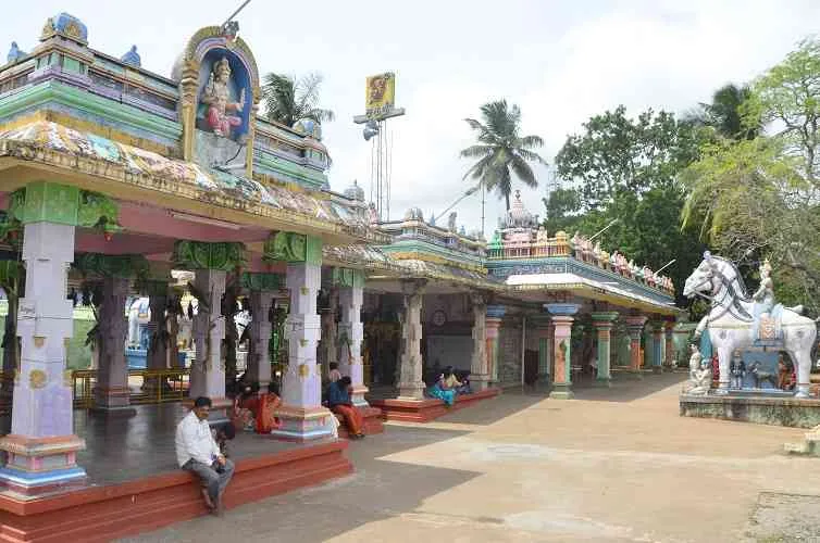 திருக்கோயிலின் இடதுபுறம் திருக்கோயிலின் இடதுபுறம்