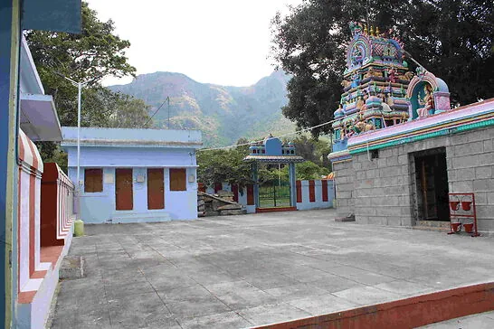 கோவிலின் உள்புறம் கோவிலின் உள்புறம்