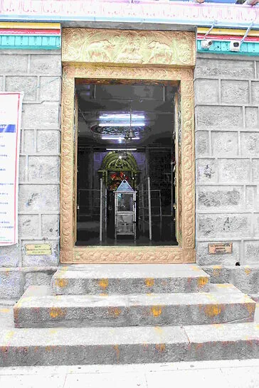 கோவிலின் உள்புறம் கோவிலின் உள்புறம்